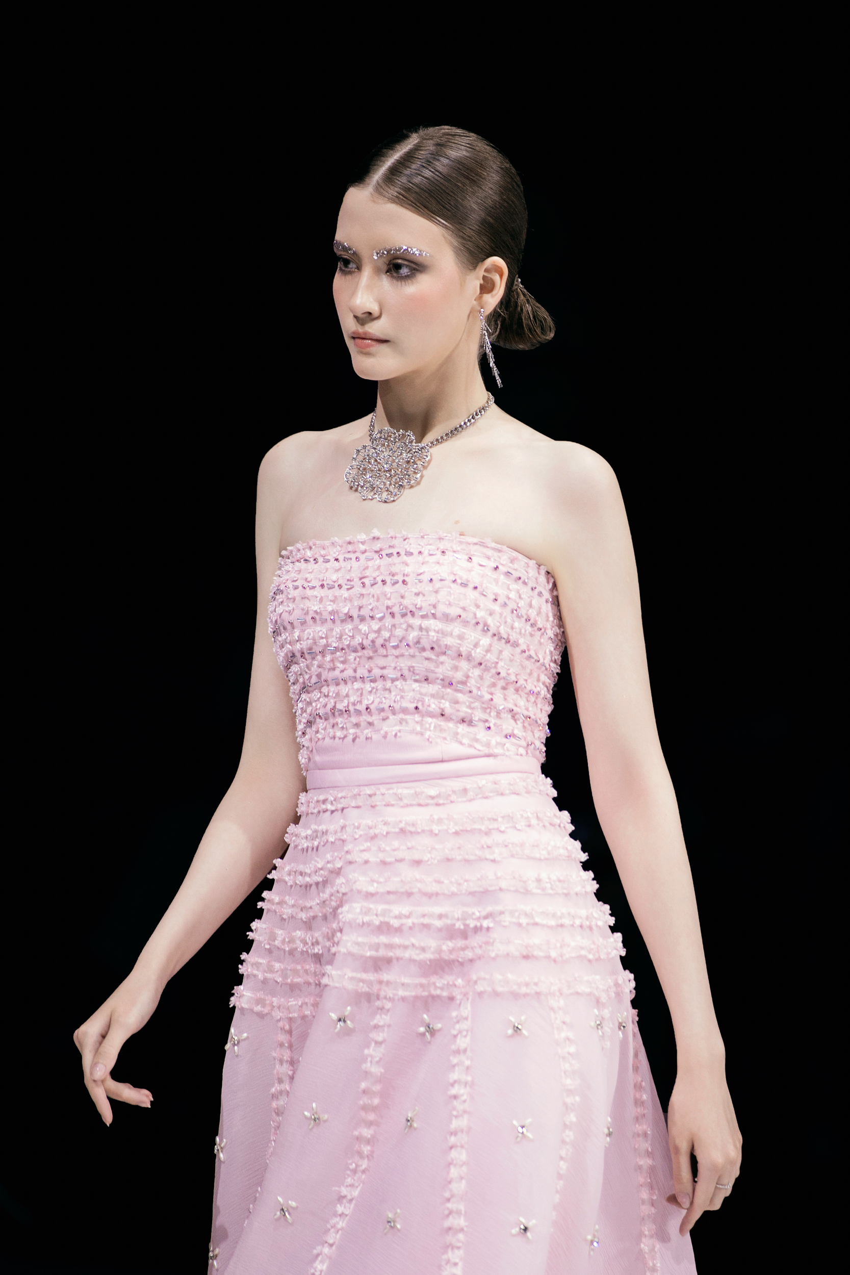 A designer Thao Nguyen traz uma mensagem feminista para sua coleção inspirada nas nuvens - Foto 20. NTK Thảo Nguyễn mang thông điệp nữ quyền vào bộ sưu tập cảm hứng mây trời- Ảnh 20.