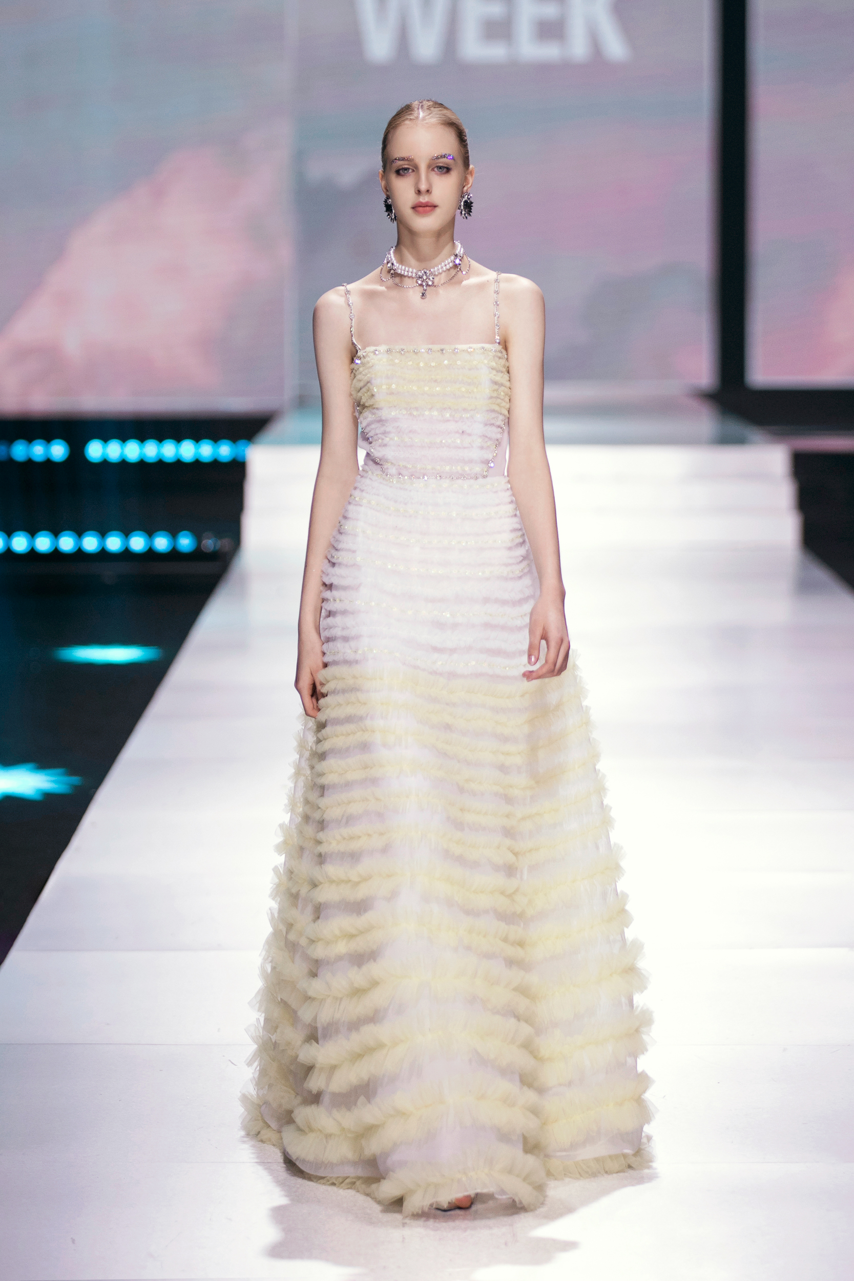 A designer Thao Nguyen traz uma mensagem feminista para sua coleção inspirada nas nuvens - Foto 15. NTK Thảo Nguyễn mang thông điệp nữ quyền vào bộ sưu tập cảm hứng mây trời- Ảnh 15.