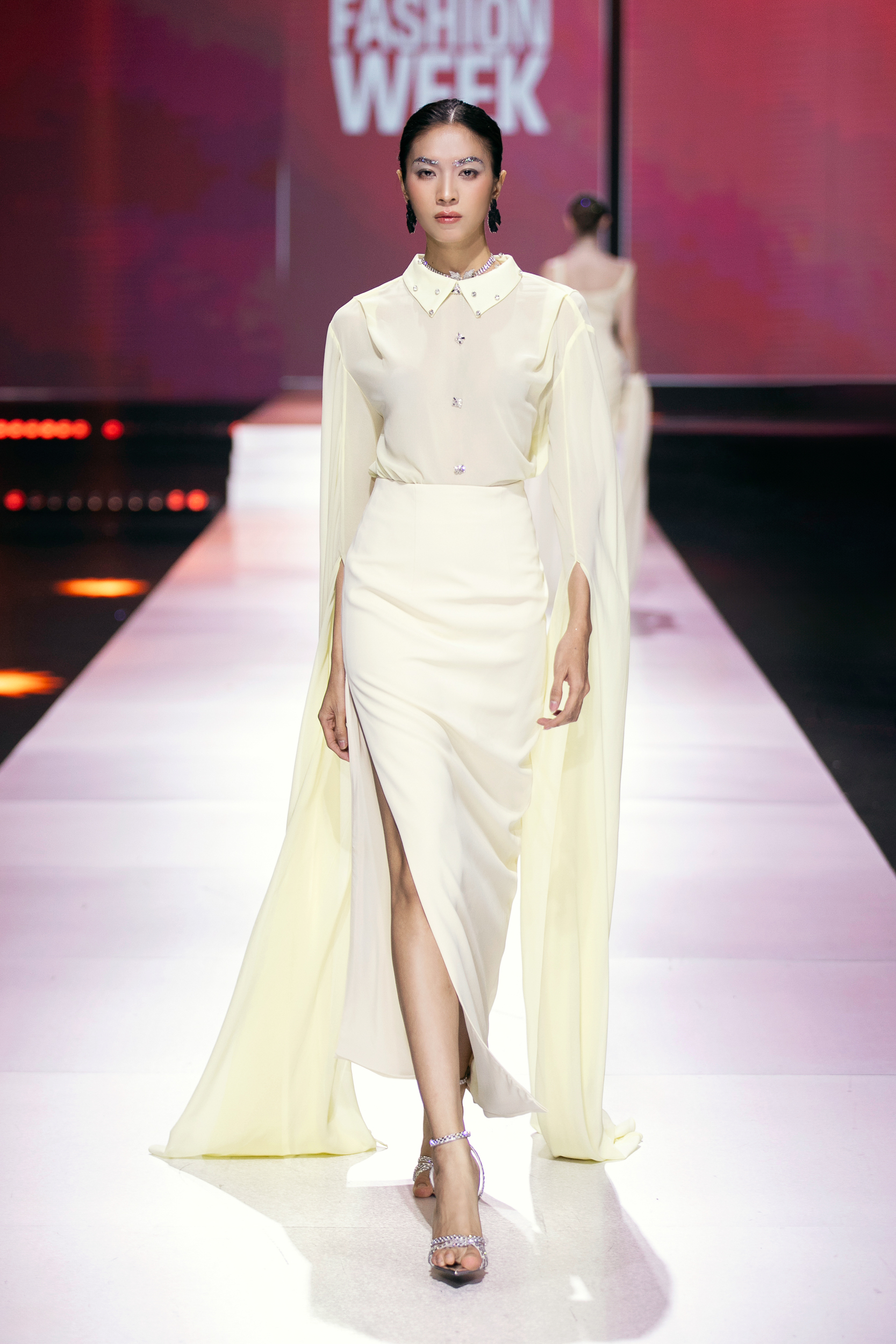 A designer Thao Nguyen traz uma mensagem feminista para sua coleção inspirada nas nuvens - Foto 10. NTK Thảo Nguyễn mang thông điệp nữ quyền vào bộ sưu tập cảm hứng mây trời- Ảnh 10.