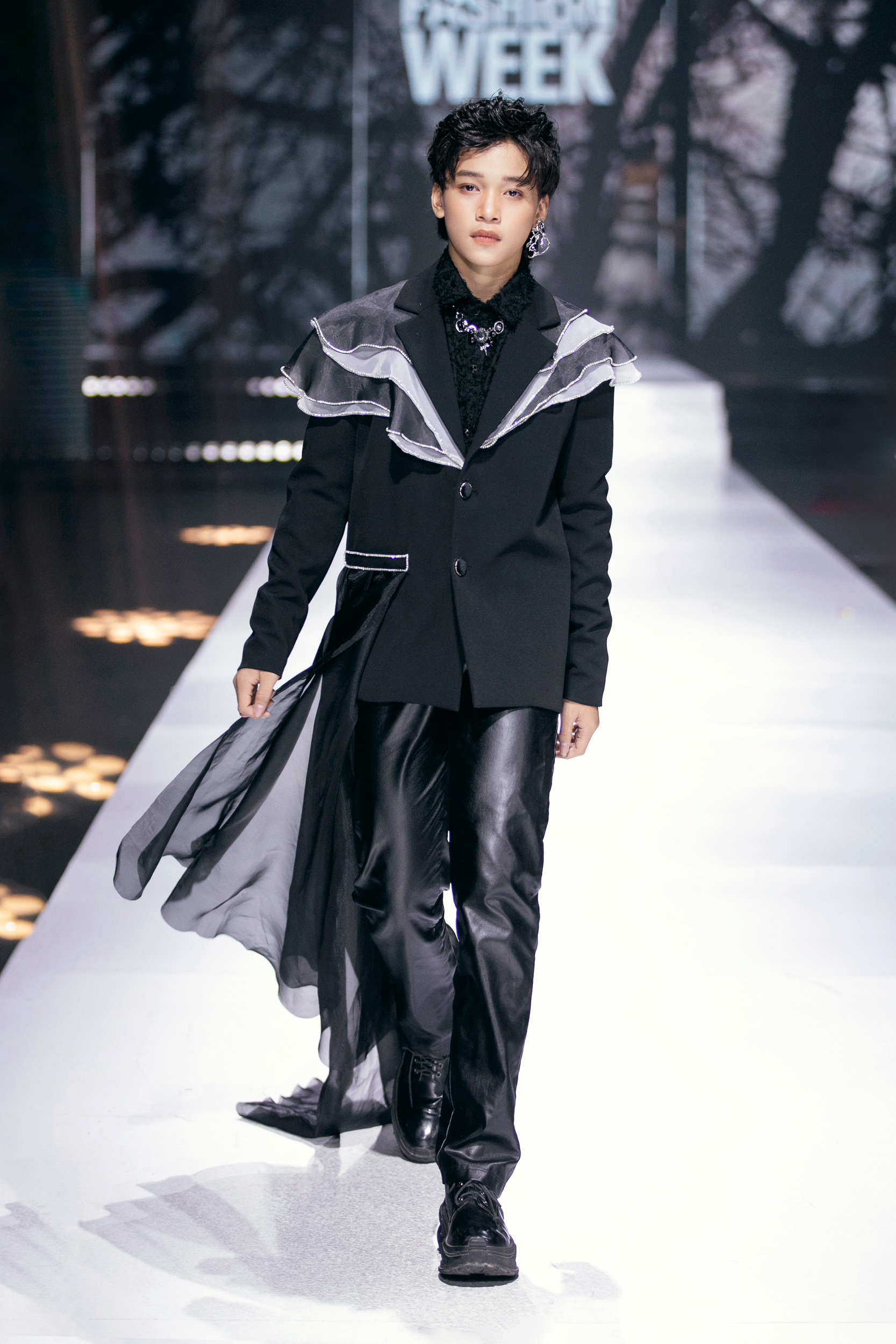 A designer Thao Nguyen traz uma mensagem feminista para sua coleção inspirada nas nuvens - Foto 12. NTK Thảo Nguyễn mang thông điệp nữ quyền vào bộ sưu tập cảm hứng mây trời- Ảnh 12.