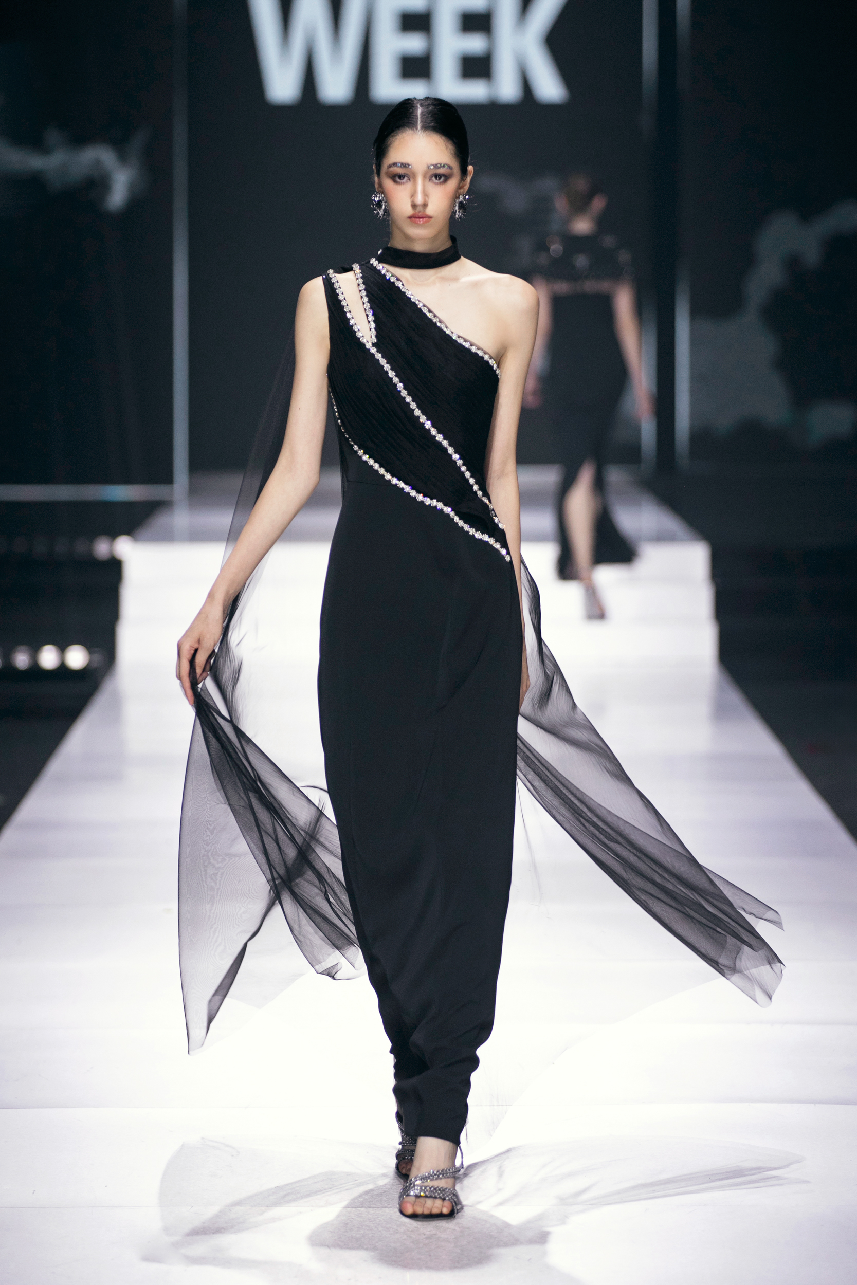 A designer Thao Nguyen traz uma mensagem feminista para sua coleção inspirada nas nuvens - Foto 14. NTK Thảo Nguyễn mang thông điệp nữ quyền vào bộ sưu tập cảm hứng mây trời- Ảnh 14.