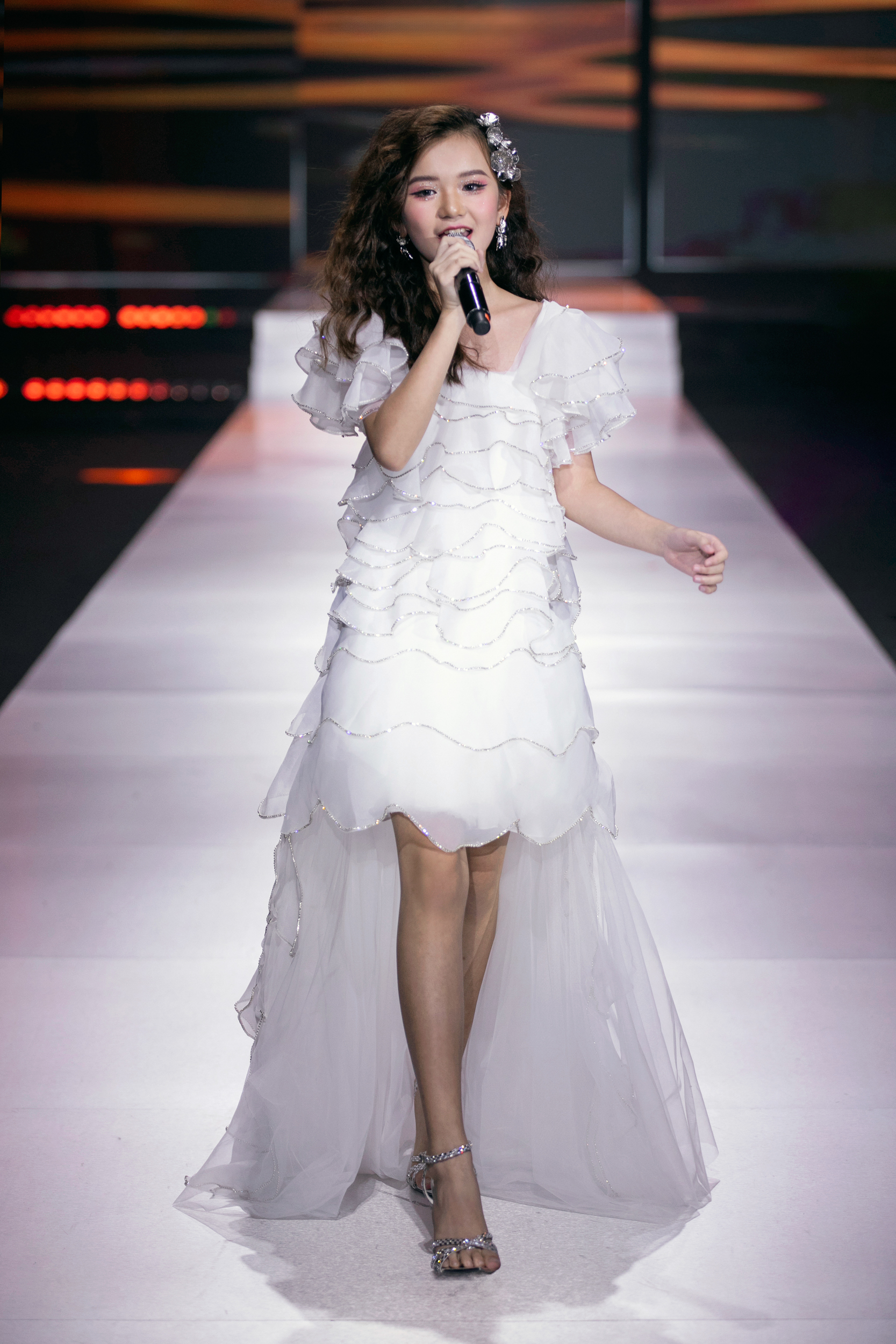 A designer Thao Nguyen traz uma mensagem feminista para sua coleção inspirada nas nuvens - Foto 1. NTK Thảo Nguyễn mang thông điệp nữ quyền vào bộ sưu tập cảm hứng mây trời- Ảnh 1.