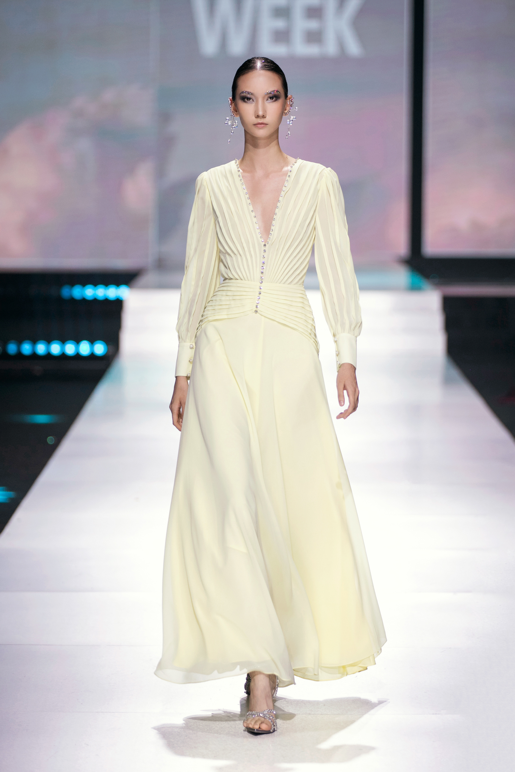 A designer Thao Nguyen traz uma mensagem feminista para sua coleção inspirada nas nuvens - Foto 13. NTK Thảo Nguyễn mang thông điệp nữ quyền vào bộ sưu tập cảm hứng mây trời- Ảnh 13.