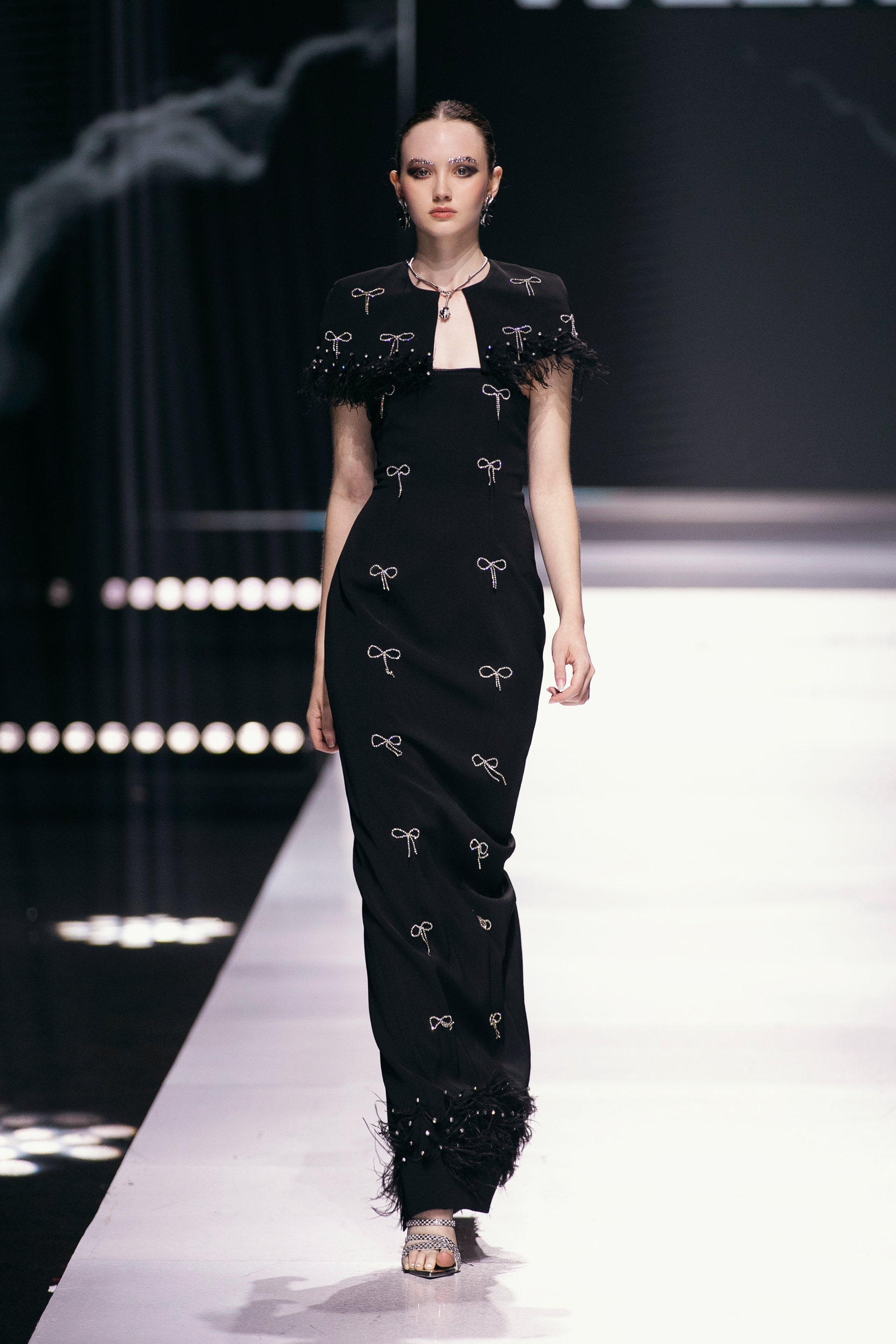 A designer Thao Nguyen traz uma mensagem feminista para sua coleção inspirada nas nuvens - Foto 16. NTK Thảo Nguyễn mang thông điệp nữ quyền vào bộ sưu tập cảm hứng mây trời- Ảnh 16.