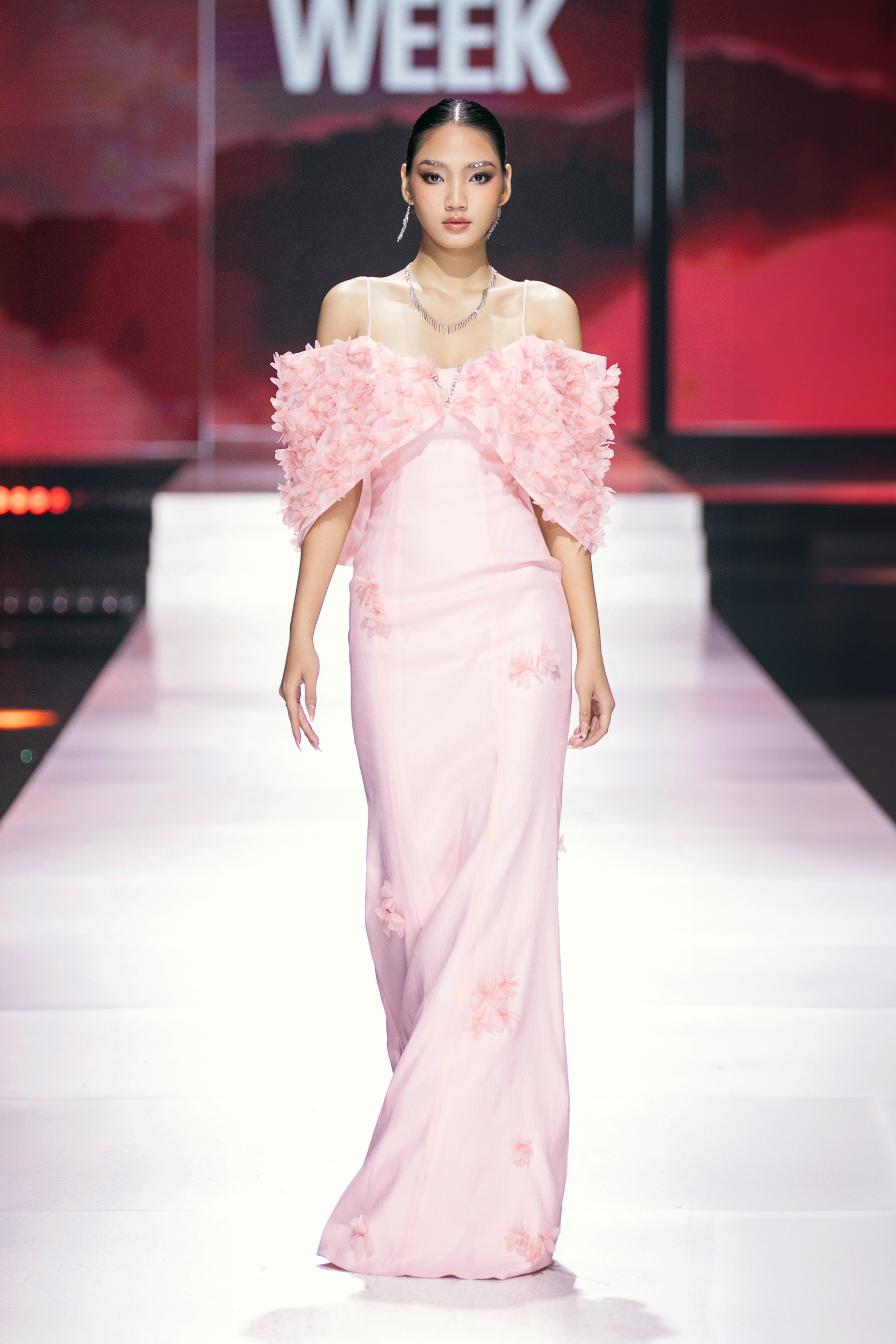 A designer Thao Nguyen traz uma mensagem feminista para sua coleção inspirada nas nuvens - Foto 9. NTK Thảo Nguyễn mang thông điệp nữ quyền vào bộ sưu tập cảm hứng mây trời- Ảnh 9.