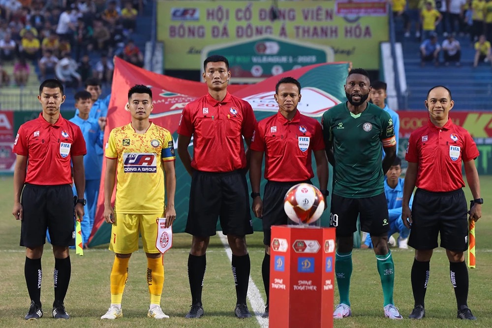 Hai trọng tài Thái Lan và Malaysia sắp bắt hai trận cực nóng tại V-League, là ai?