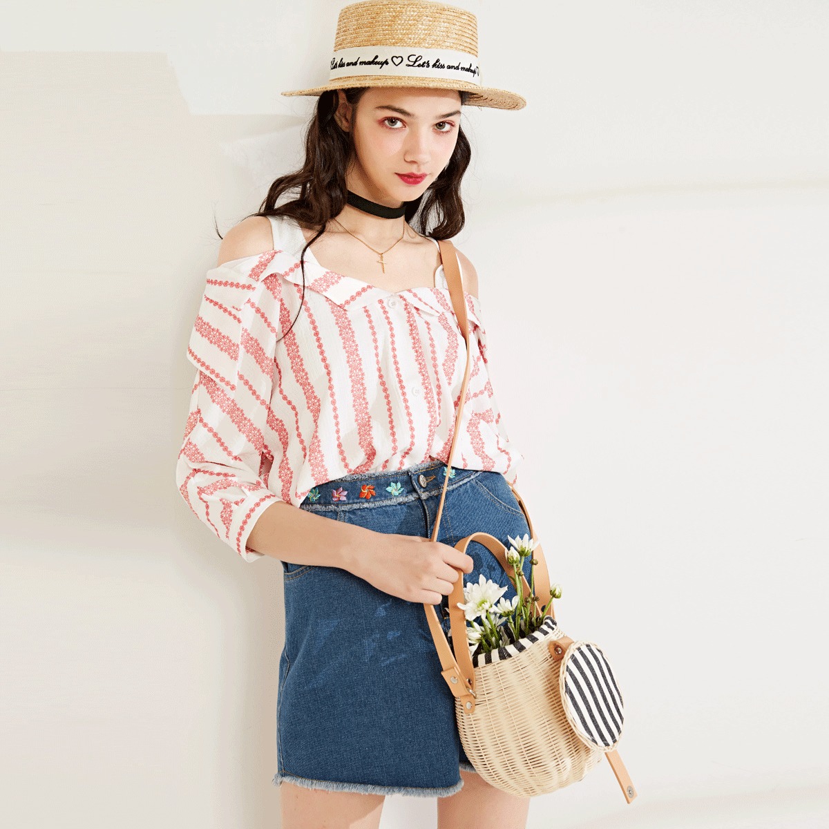 „Odemkněte“ léto trendem nošení košil s výstřihy, které vyjadřují vaši osobnost – Foto 4. 'Mở khoá' mùa hè với trào lưu diện áo cut out khoe cá tính- Ảnh 4.