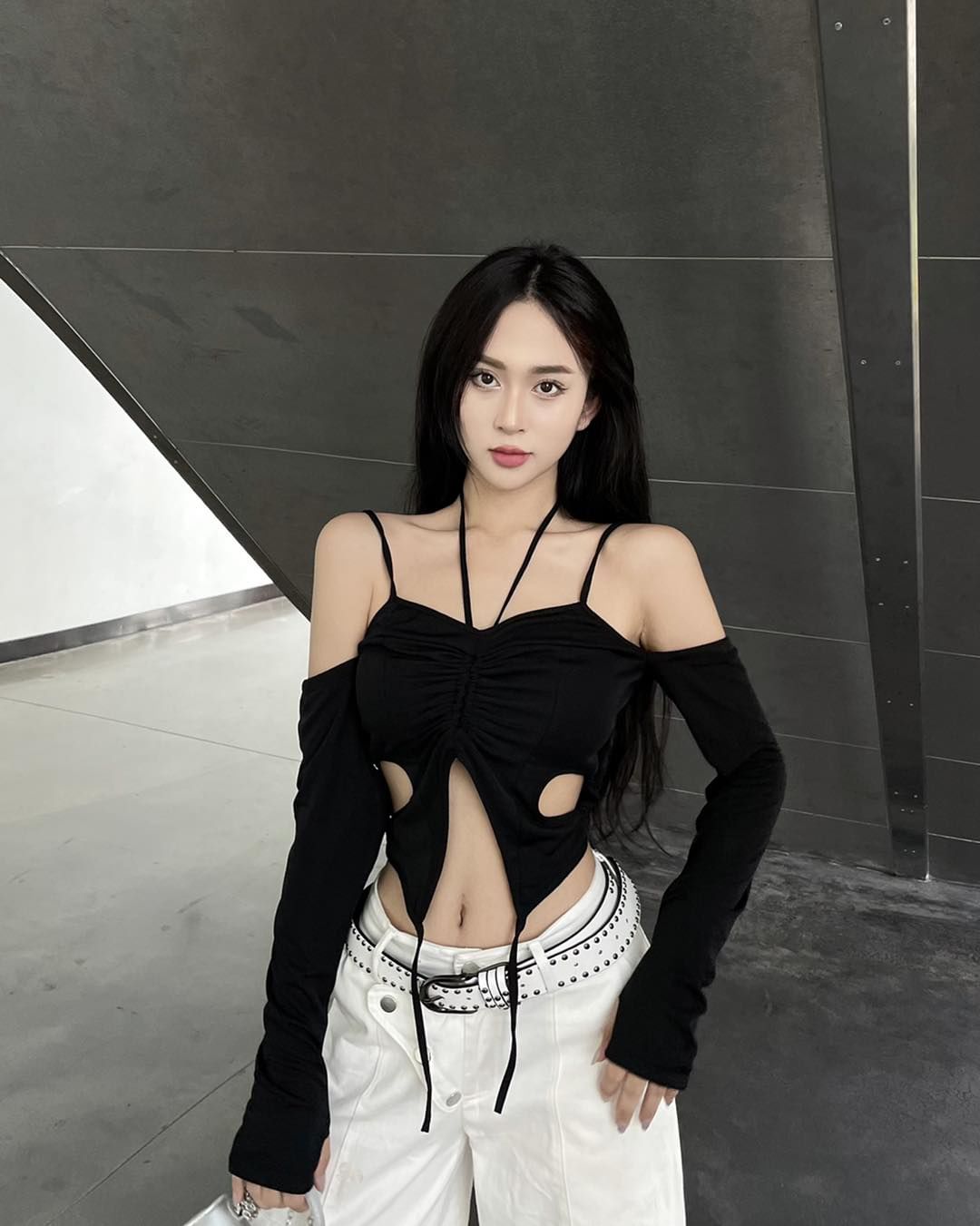 „Odemkněte“ léto trendem nošení košil s výstřihy, které vyjadřují vaši osobnost – Foto 3. 'Mở khoá' mùa hè với trào lưu diện áo cut out khoe cá tính- Ảnh 3.