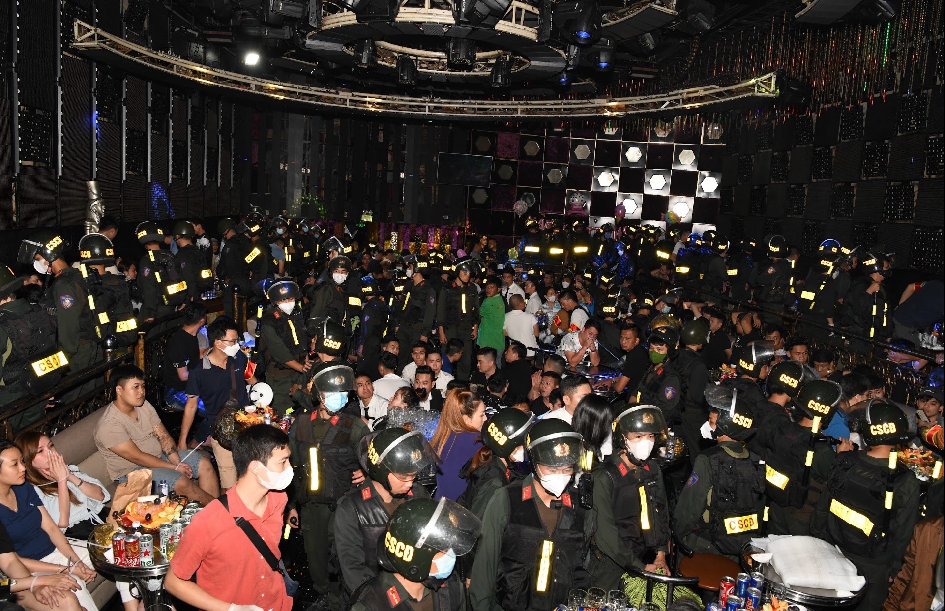 Bar Phương Lâm bán ma túy công khai: Cận cảnh 250 cảnh sát đột kích trong đêm- Ảnh 2.
