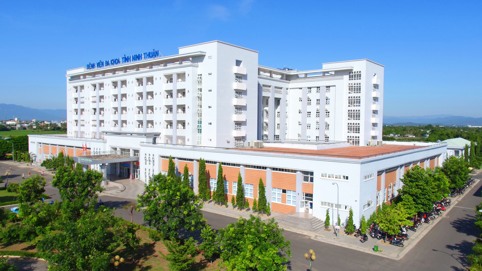 Tăng cường ứng dụng công nghệ, kỹ thuật hiện đại phục vụ bệnh nhân- Ảnh 1. Tăng cường ứng dụng công nghệ, kỹ thuật hiện đại phục vụ bệnh nhân- Ảnh 1.
