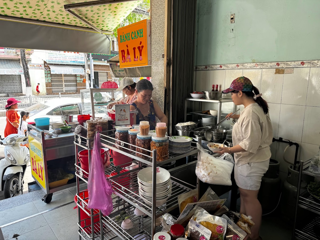 ភោជនីយដ្ឋានគុយទាវនំត្រីដ៏ល្បីដែលអ្នកគួរសាកនៅ Phan Thiet - រូបភាព ២. Quán bánh canh chả cá nổi tiếng mà bạn nên thử ở Phan Thiết- Ảnh 2.