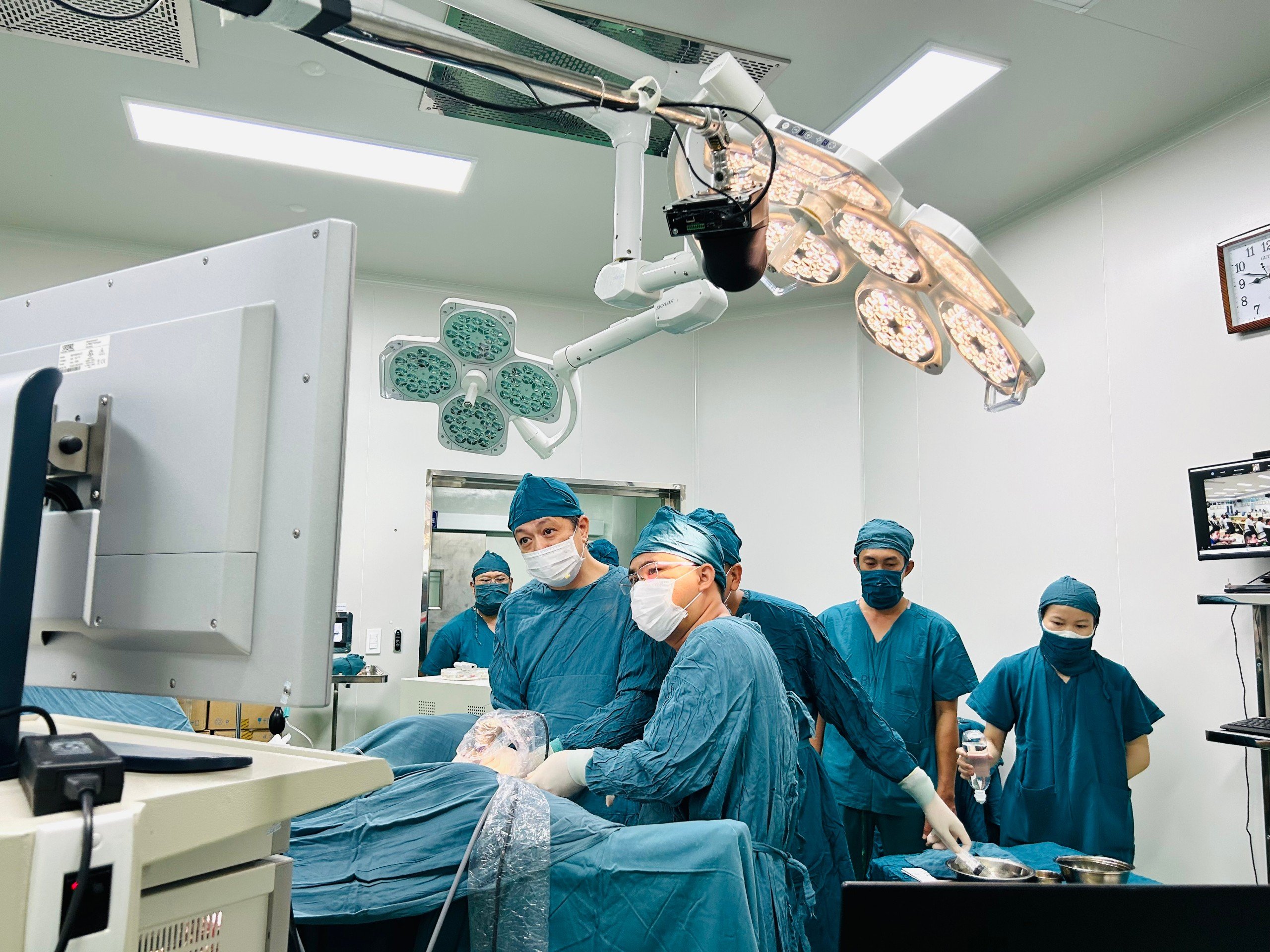 Tăng cường ứng dụng công nghệ, kỹ thuật hiện đại phục vụ bệnh nhân- Ảnh 4. Tăng cường ứng dụng công nghệ, kỹ thuật hiện đại phục vụ bệnh nhân- Ảnh 4.