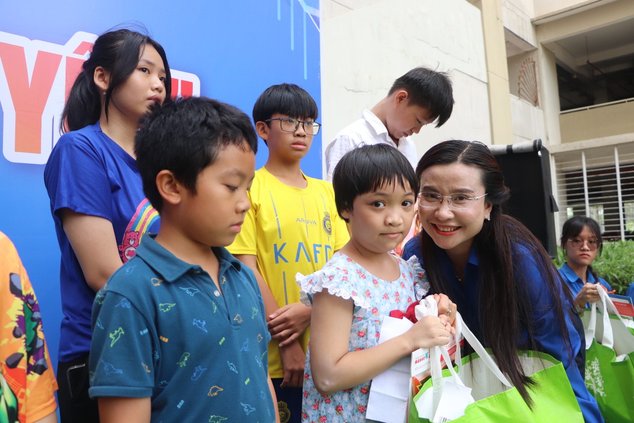 Chị Nguyễn Phạm Duy Trang thăm, tặng quà các em thiếu nhi tại lớp học tình thương- Ảnh 2.