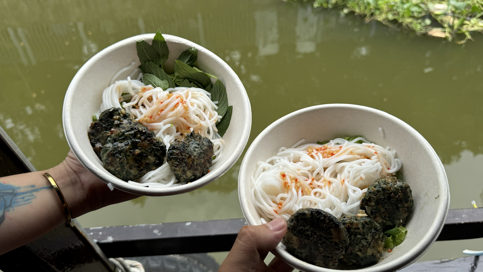 Trải nghiệm chợ nổi trên bờ kênh Nhiêu Lộc: Ẩm thực Nam bộ đặc sắc- Ảnh 2.