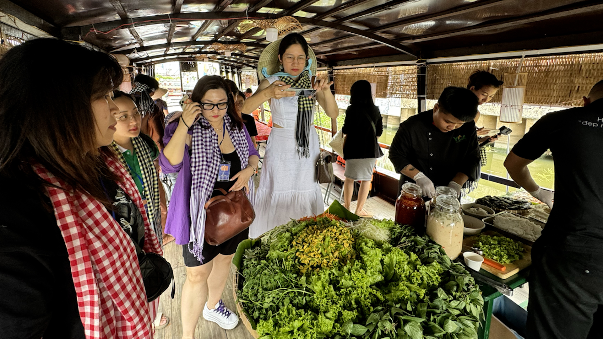 Trải nghiệm chợ nổi trên bờ kênh Nhiêu Lộc: Ẩm thực Nam bộ đặc sắc- Ảnh 1.