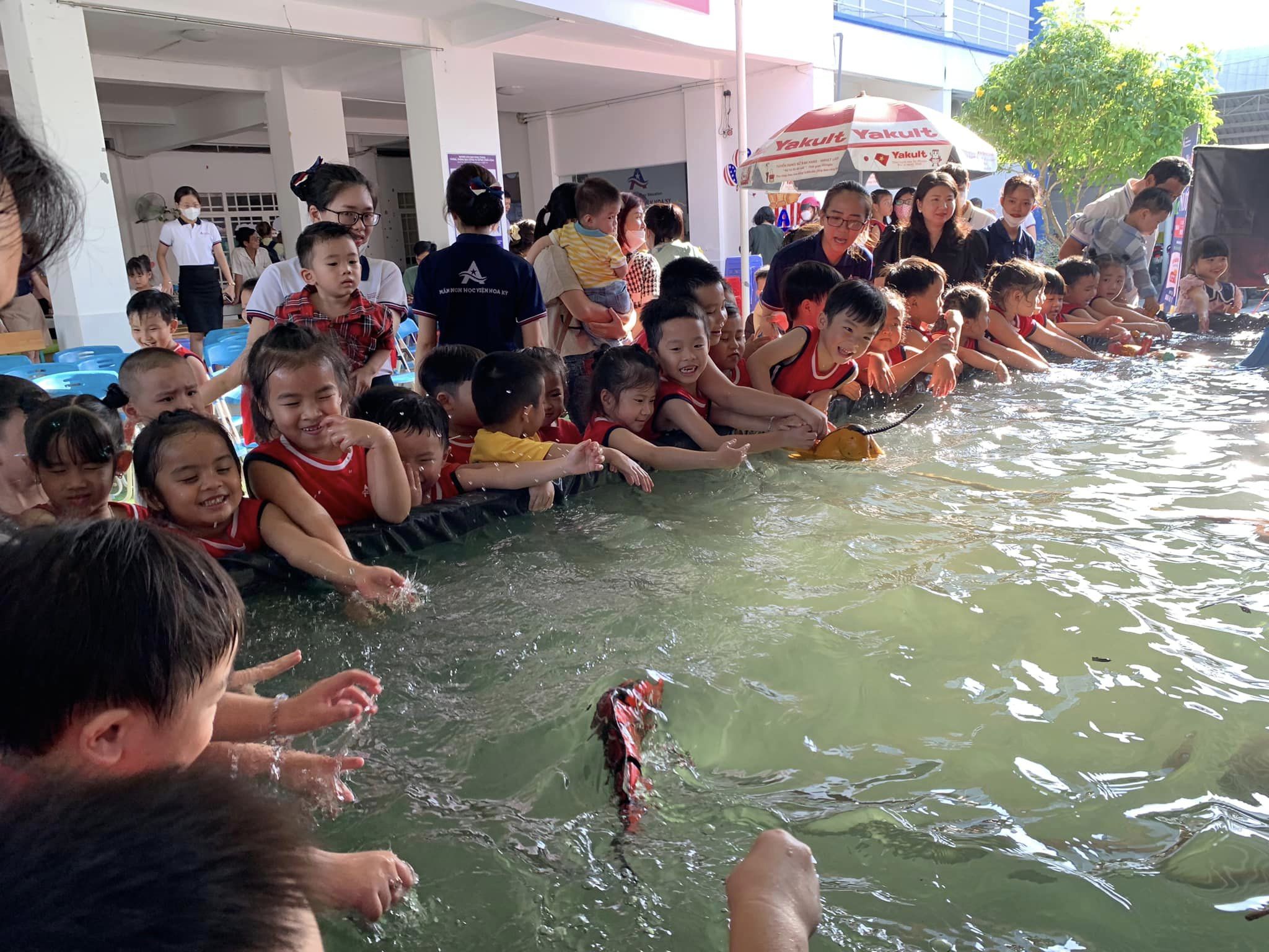 Đoàn múa rối nước truyền thống độc nhất miền Tây