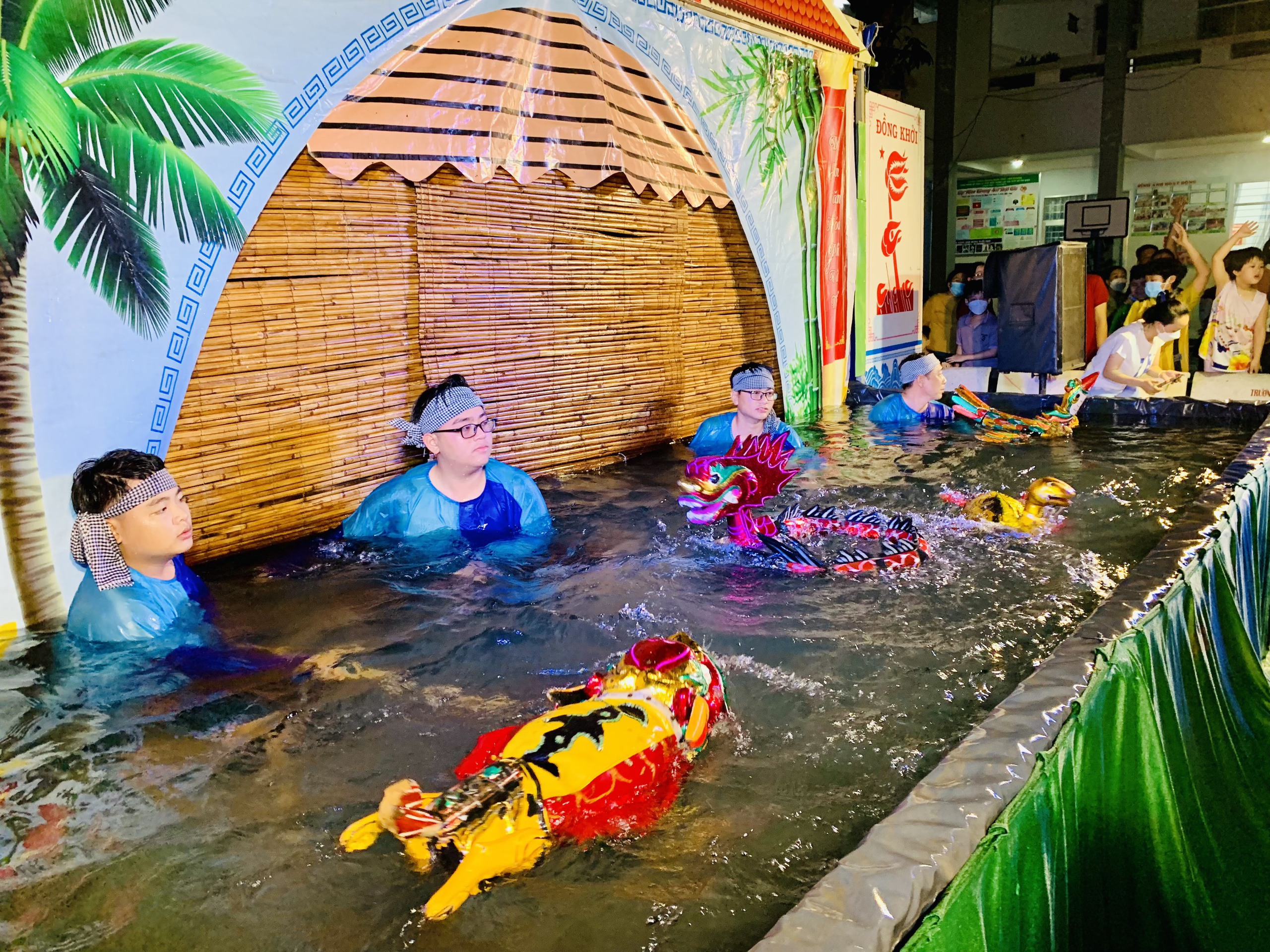 Đoàn múa rối nước truyền thống độc nhất miền Tây