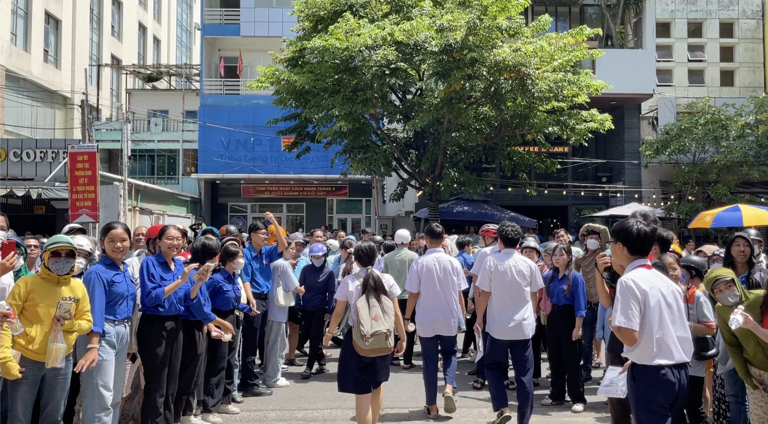 Thi lớp 10 môn ngữ văn ở Đà Nẵng: Học sinh thích thú với đề văn 'sống giảm rác từng chút một'- Ảnh 2.