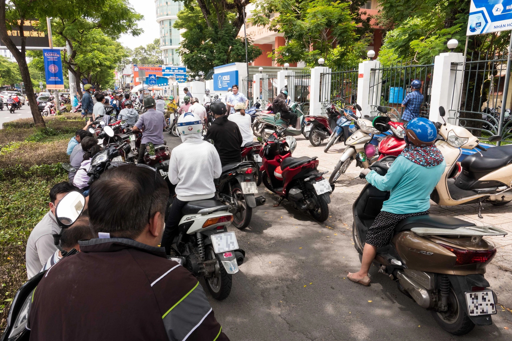 Nhìn lại 2 đợt thi đánh giá năng lực: Vẫn mãi hình bóng cha mẹ chờ con- Ảnh 9.