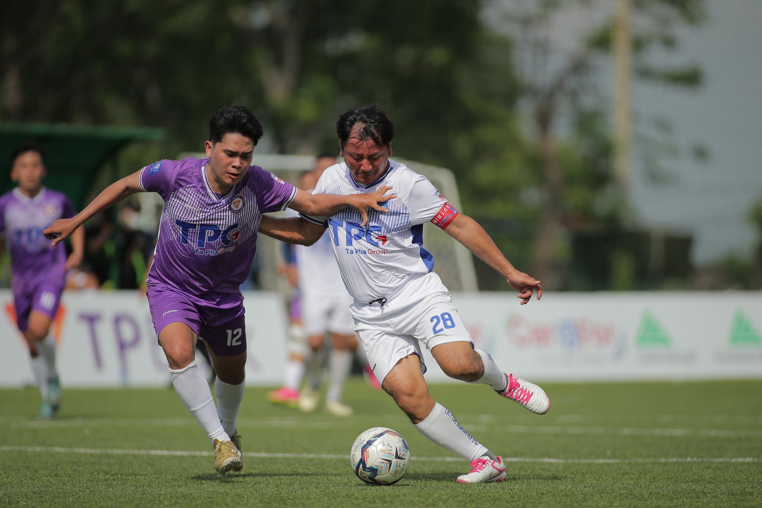 Ông bầu Võ Đan Mạch (28) trong trận đội chủ nhà Ta Pha FC thắng tối thiểu TP Bank FC