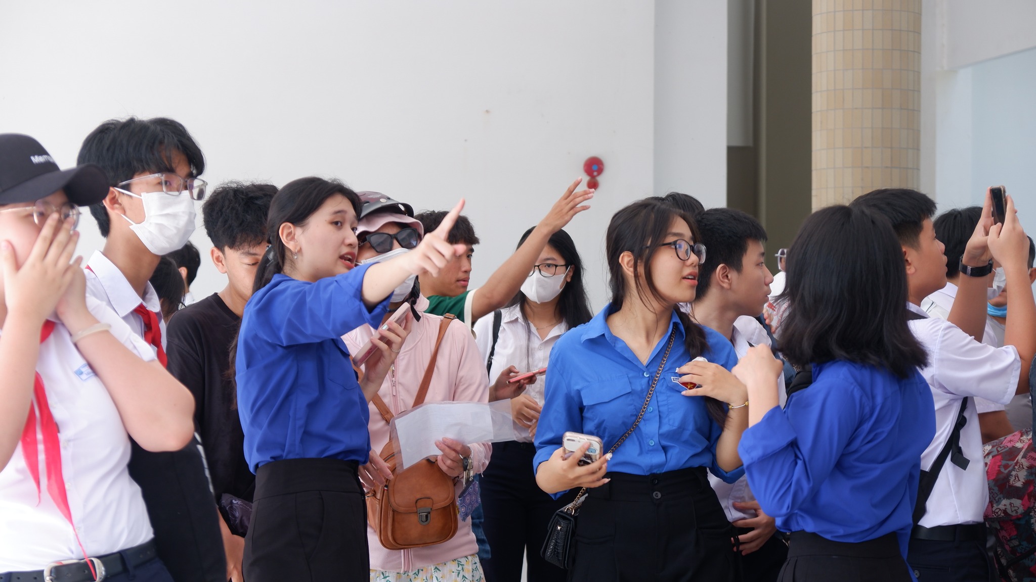 Xúc động hình ảnh thanh niên Đà Nẵng đội nắng phát nước cho thí sinh lớp 10- Ảnh 3.