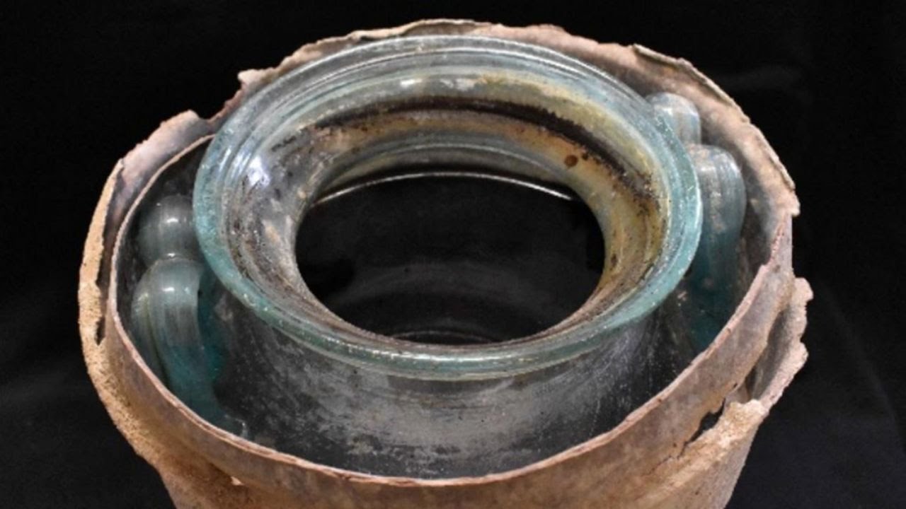 Bình rượu 2.000 năm được phát hiện còn nguyên vẹn- Ảnh 1.