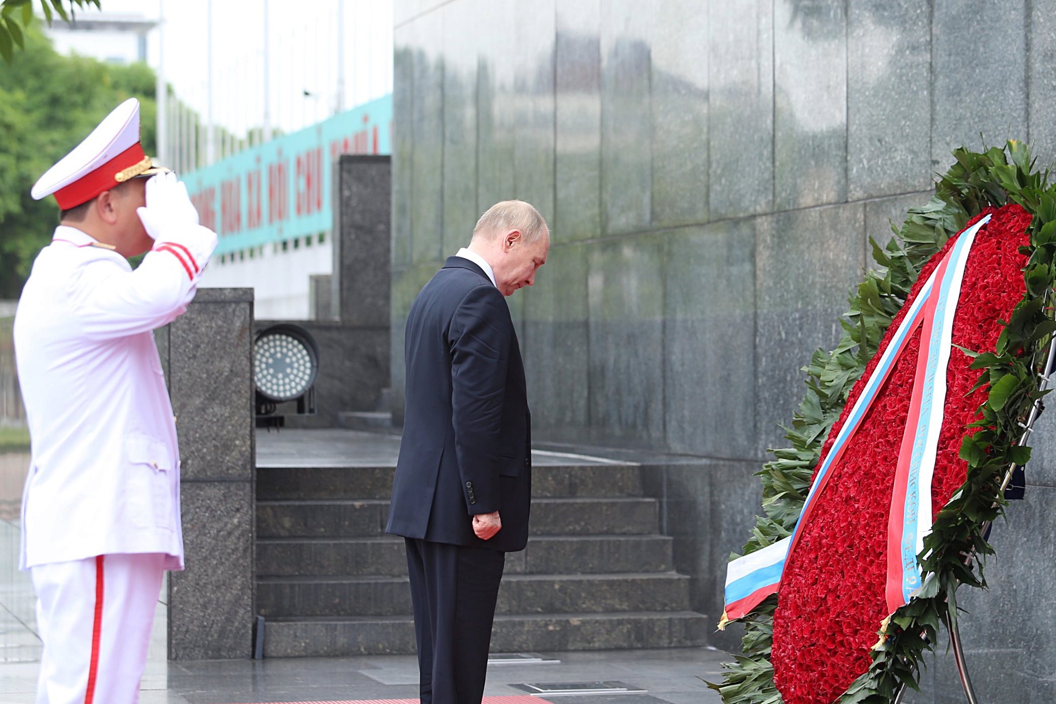 Tổng thống Nga Putin viếng Lăng Chủ tịch Hồ Chí Minh và các anh hùng liệt sĩ- Ảnh 4.