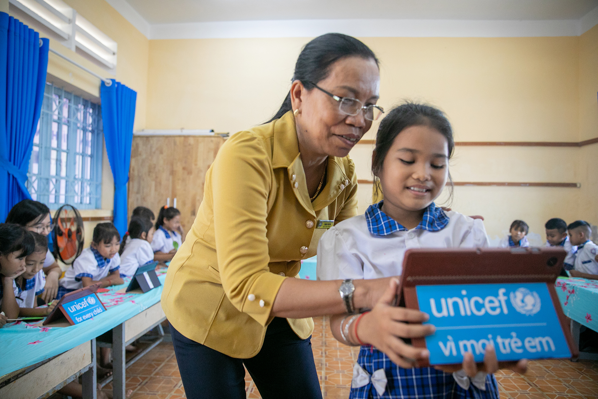 Cô giáo Thạch Thị Via, giáo viên tiếng Khmer tại trường Tiểu học Long Phú C (Sóc Trăng) hướng dẫn học sinh trải nghiệm Thư viện số toàn cầu, trong dự án "Sáng kiến thay đổi tương lai" do UNICEF triển khai với nguồn hỗ trợ từ Masterise Group. Nguồn ảnh: UNICEF Việt Nam