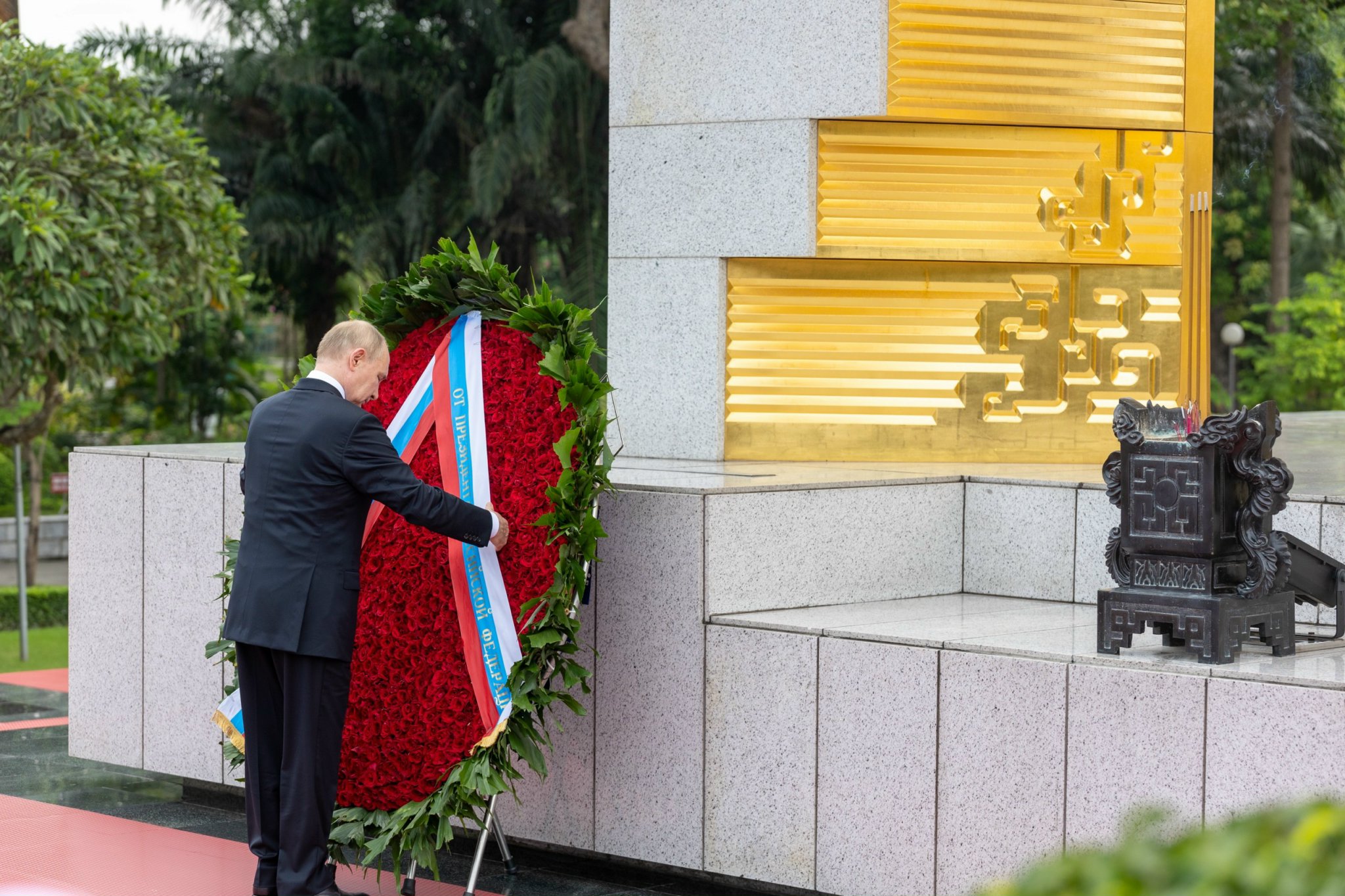 Tổng thống Nga Putin viếng Lăng Chủ tịch Hồ Chí Minh và các anh hùng liệt sĩ- Ảnh 2.
