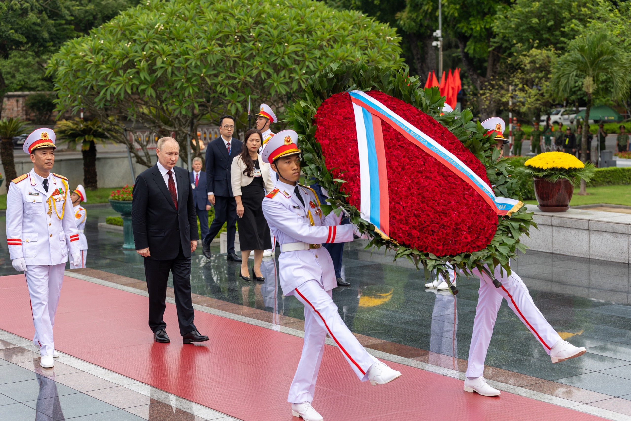 Tổng thống Nga Putin viếng Lăng Chủ tịch Hồ Chí Minh và các anh hùng liệt sĩ- Ảnh 1.