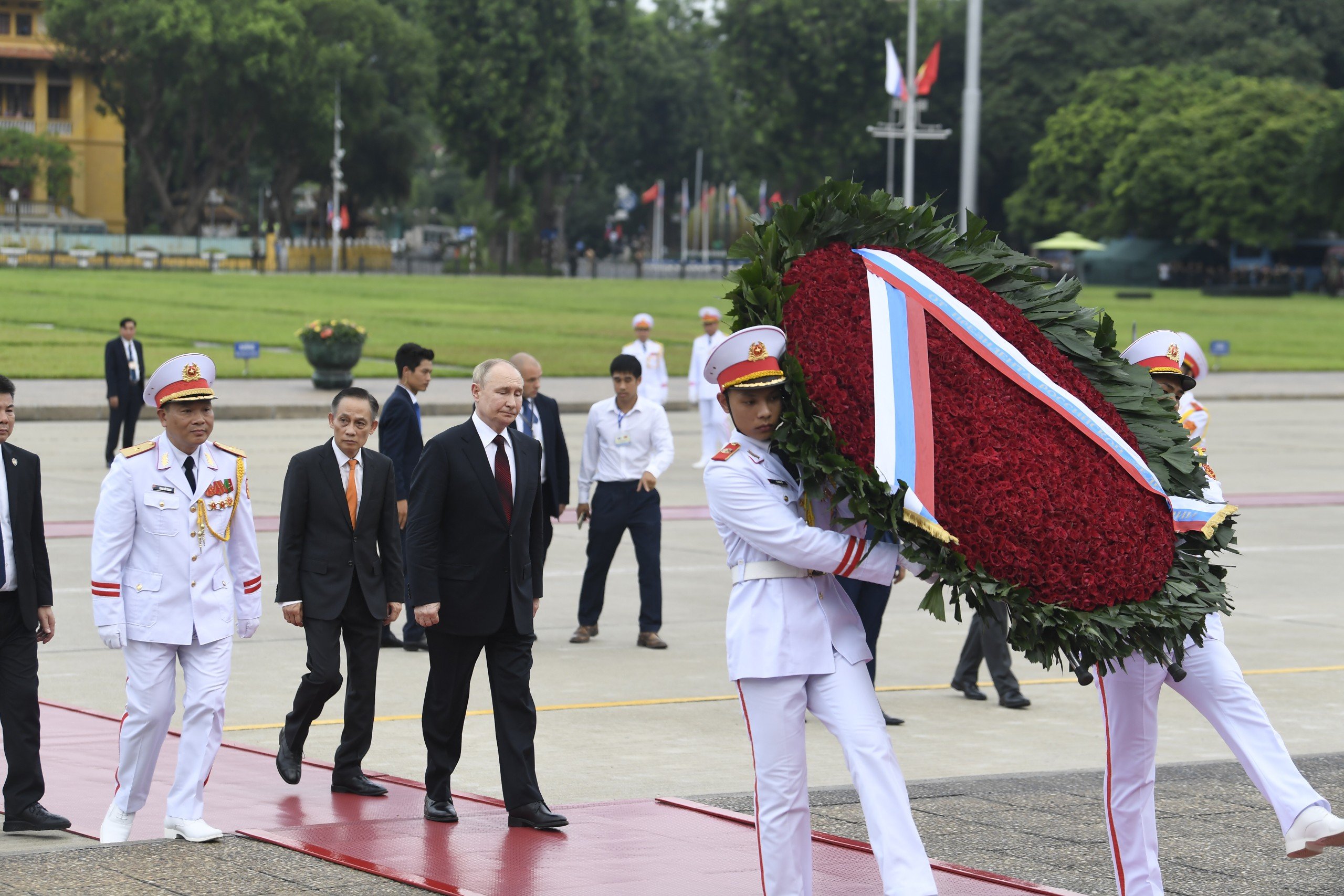 Tổng thống Nga Putin viếng Lăng Chủ tịch Hồ Chí Minh và các anh hùng liệt sĩ- Ảnh 3.
