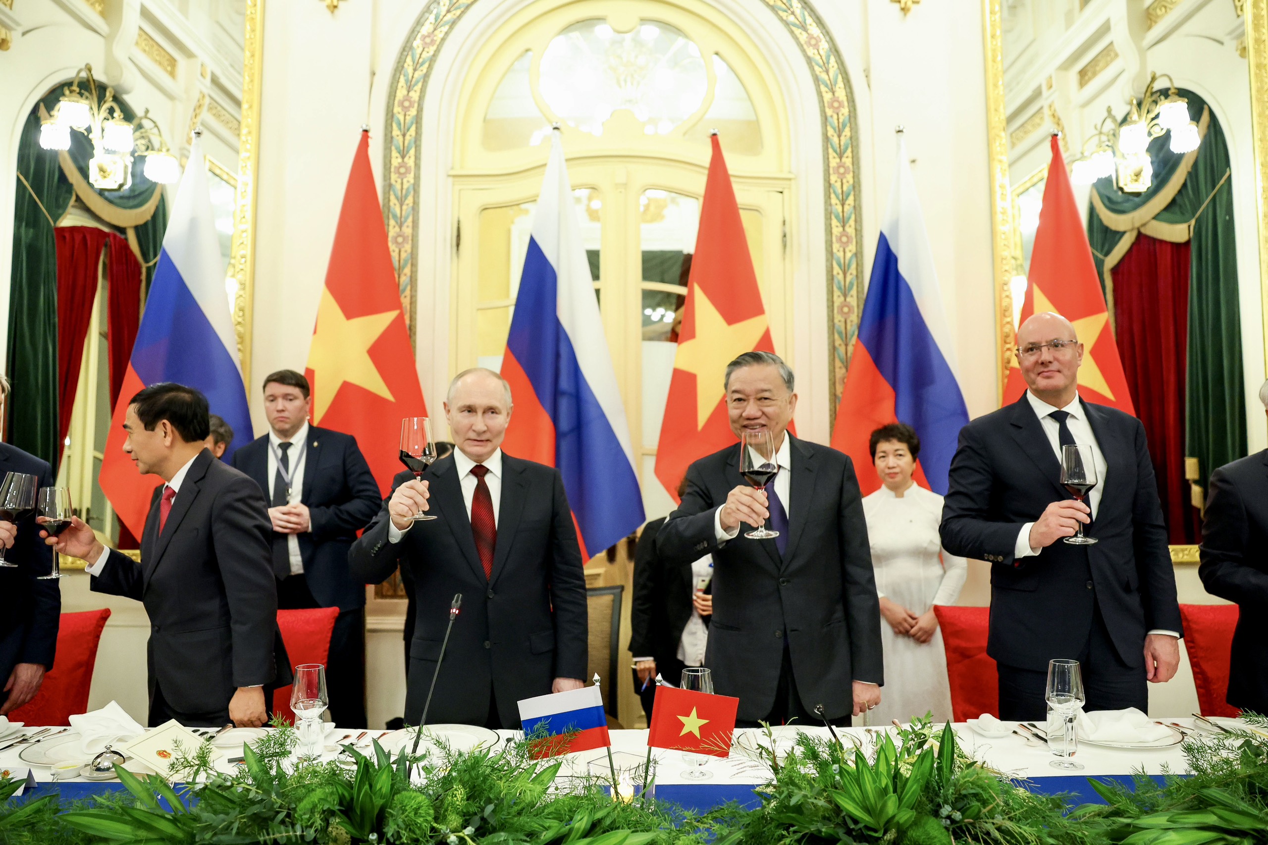 Chủ tịch nước Tô Lâm chủ trì tiệc chiêu đãi Tổng thống Nga Vladimir Putin- Ảnh 4.