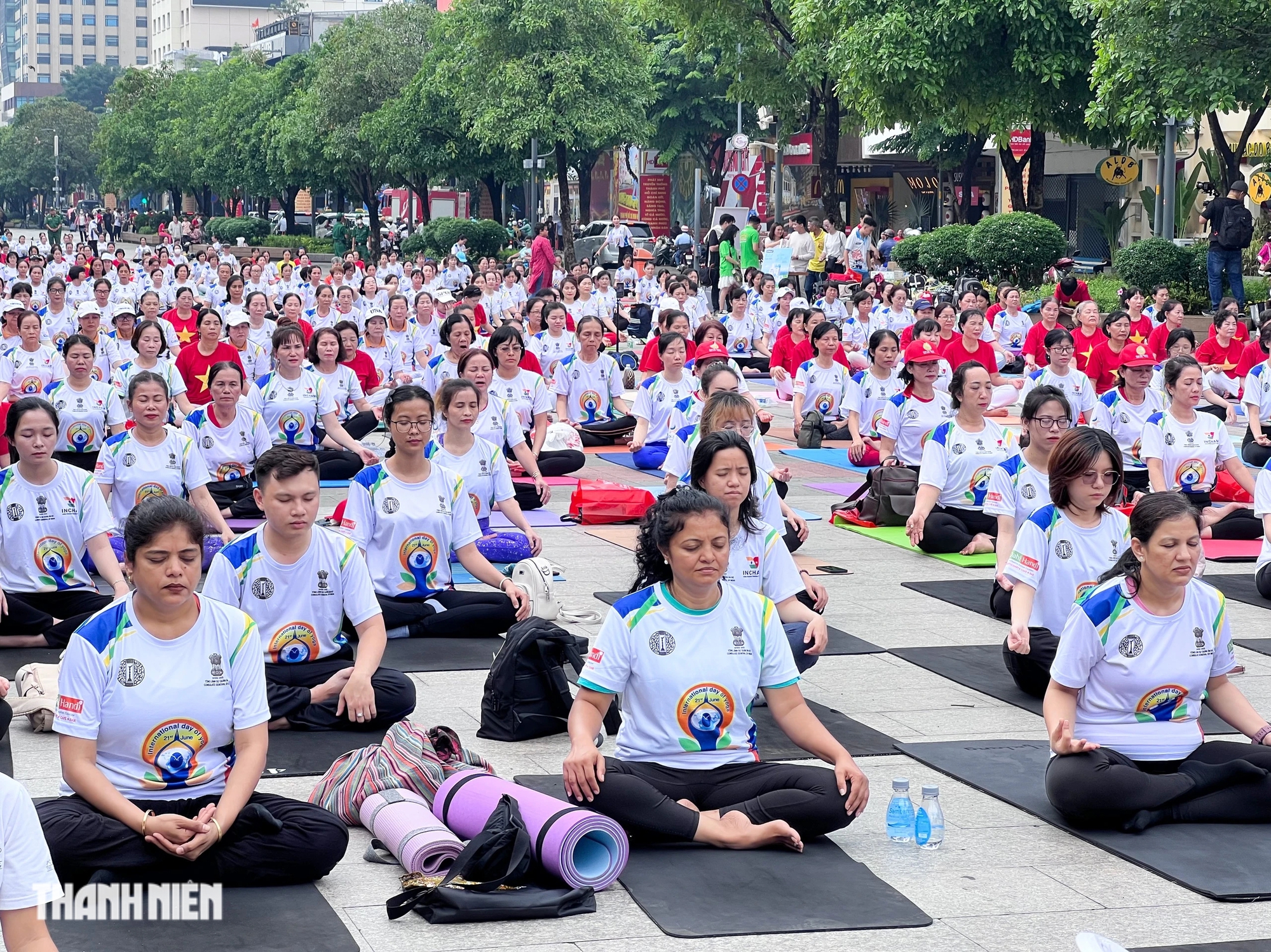 Cả ngàn người đến phố đi bộ Nguyễn Huệ tập yoga hôm nay- Ảnh 2.