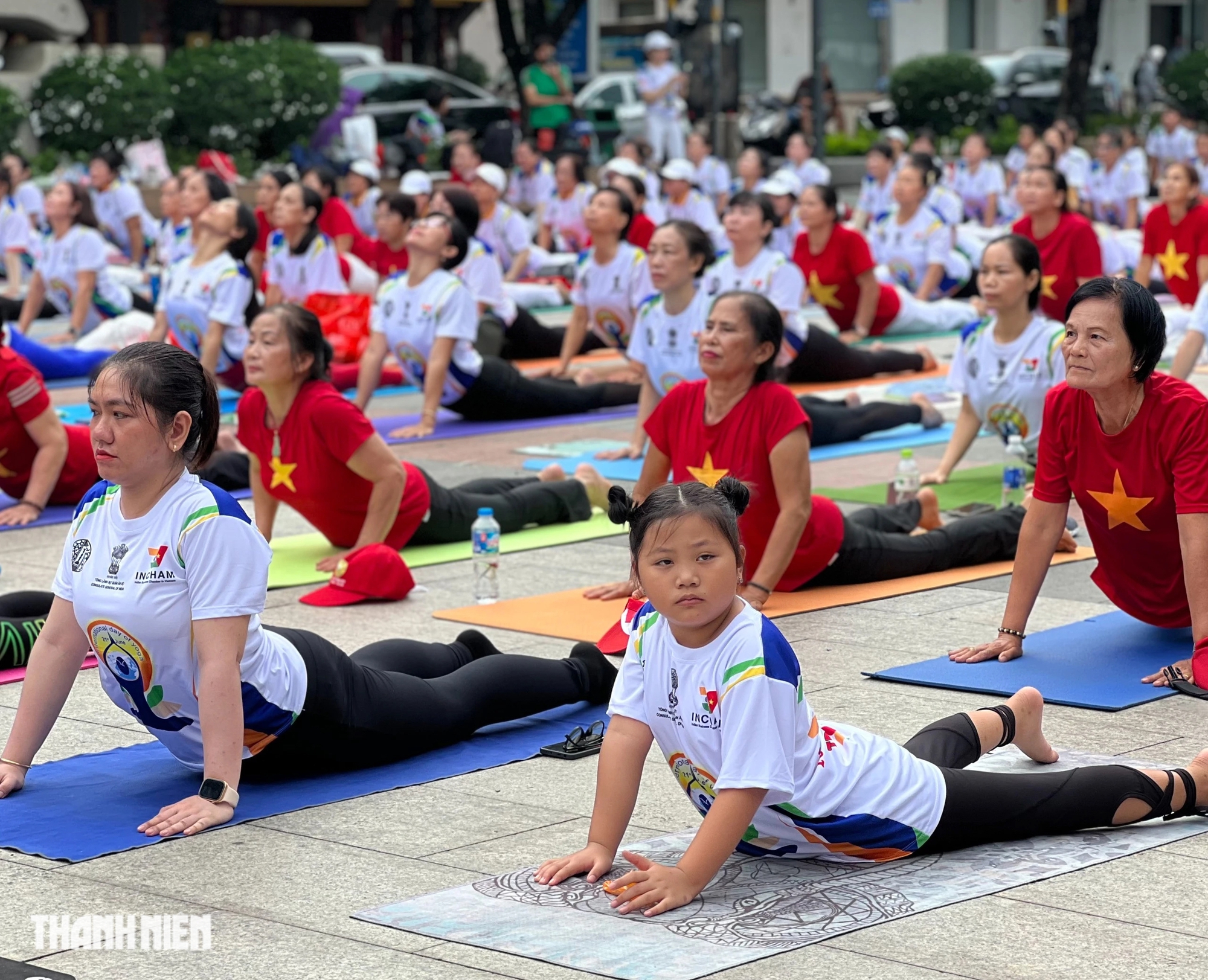 Cả ngàn người đến phố đi bộ Nguyễn Huệ tập yoga hôm nay- Ảnh 6.