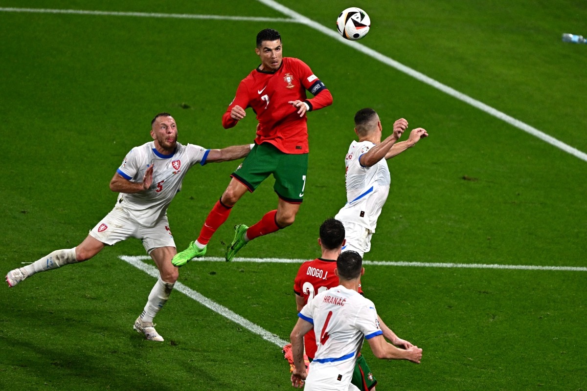 Một tình huống Ronaldo bật cao đánh đầu trong trận gặp đội CH Czech