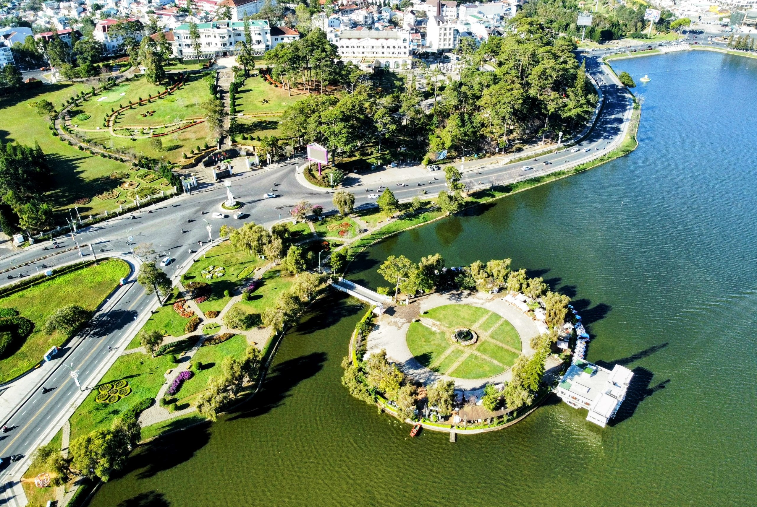 Đấu giá nhà hàng Thủy Tạ Đà Lạt khởi điểm hơn 3,645 tỉ đồng/năm- Ảnh 1. Đấu giá nhà hàng Thủy Tạ Đà Lạt khởi điểm hơn 3,645 tỉ đồng/năm- Ảnh 1.