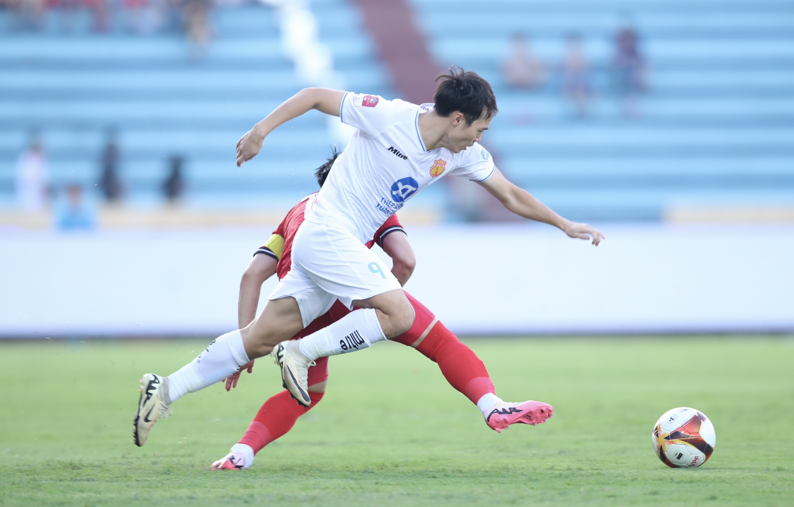 Văn Toàn trong chiến thắng 1-0 trước đội Hà Tĩnh ở vòng 24