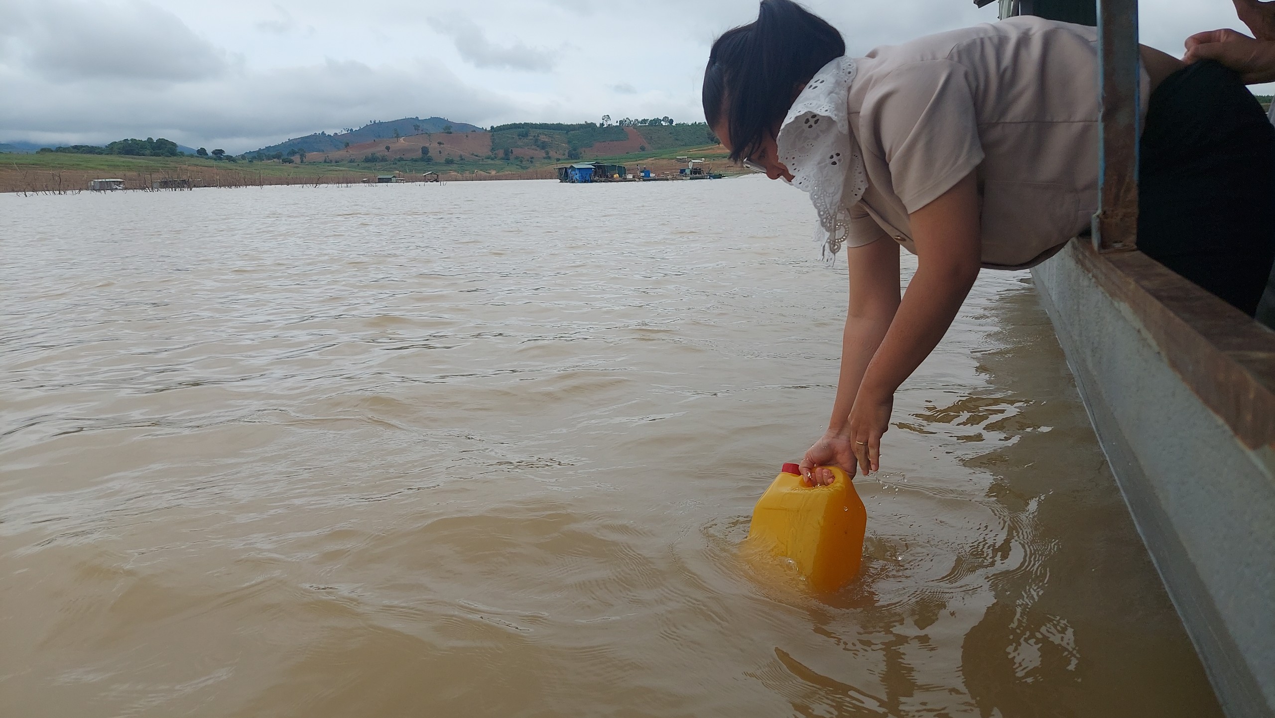 Cá lăng nuôi trong lồng bè tại lòng hồ thủy điện Ya Ly  c h ế t hàng loạt- Ảnh 4.