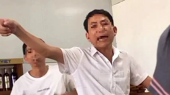 Xử phạt nhà hàng ở Hạ Long niêm yết giá không rõ, đuổi khách
- Ảnh 1. Xử phạt nhà hàng ở Hạ Long niêm yết giá không rõ, đuổi khách
- Ảnh 1.