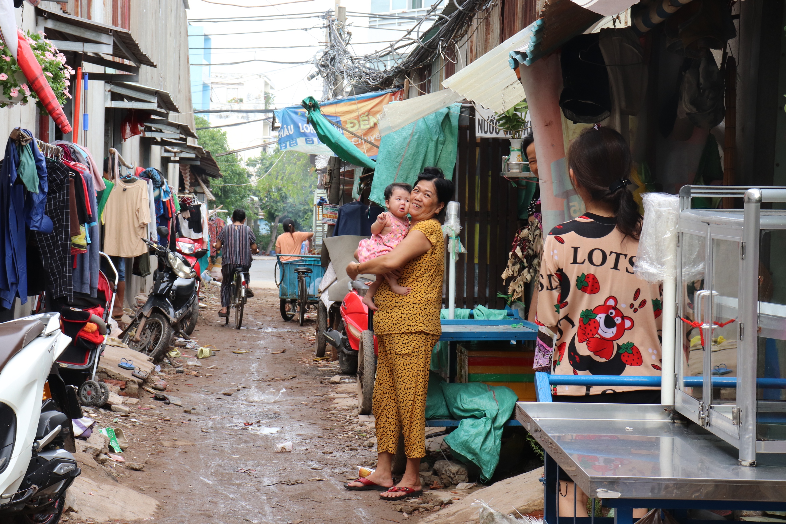 Nơm nớp trong nhà tạm bợ 'mưa là chui xuống góc ngồi': Khổ sở vì dự án treo- Ảnh 1.