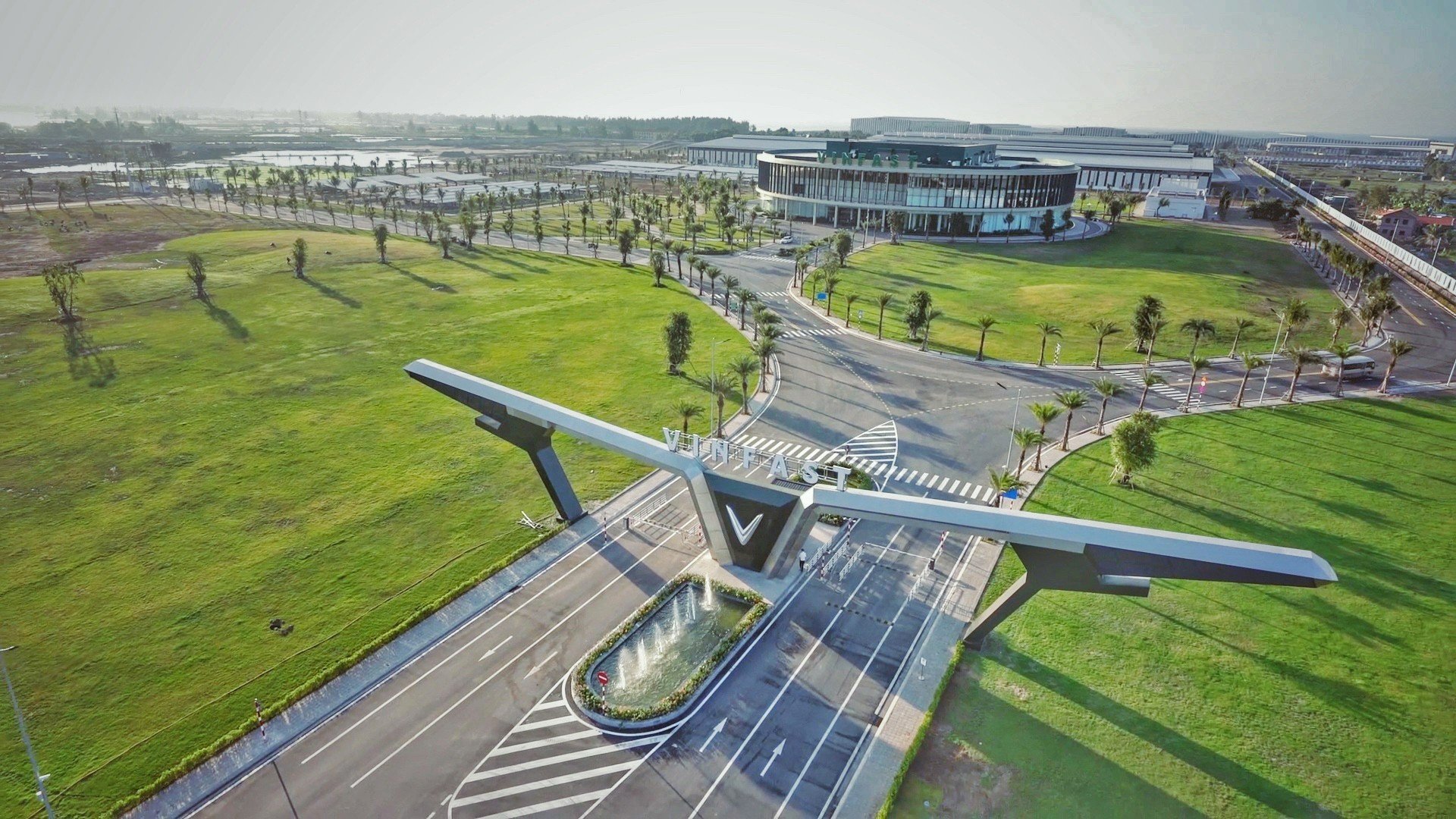 Cổ phiếu VIC tím lịm, tài sản tỉ phú Phạm Nhật Vượng lên 8,4 tỉ USD- Ảnh 1.