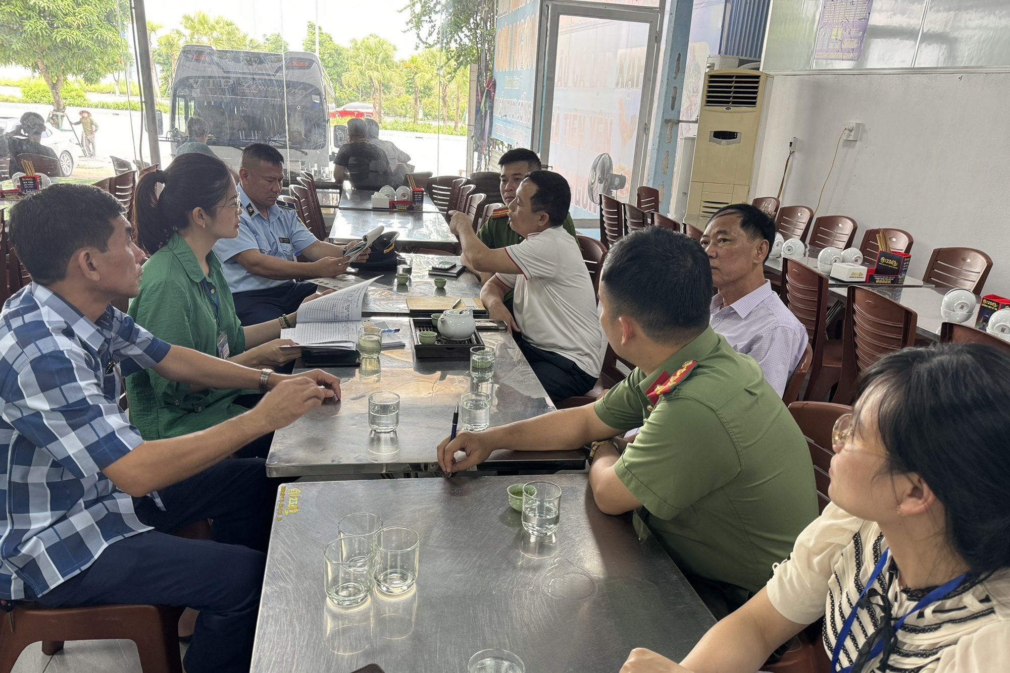 Xử phạt nhà hàng ở Hạ Long niêm yết giá không rõ, đuổi khách
- Ảnh 2. Xử phạt nhà hàng ở Hạ Long niêm yết giá không rõ, đuổi khách
- Ảnh 2.