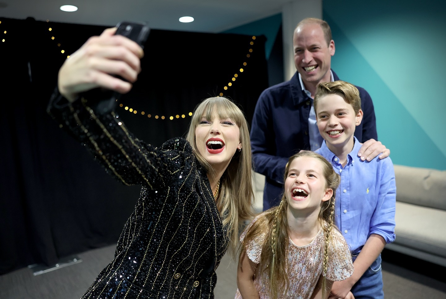 Bức ảnh Taylor Swift chụp cùng cha con Hoàng tử William gây 'bão' mạng- Ảnh 1.