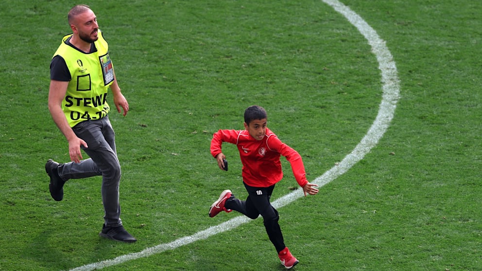 Bất ngờ với danh tính của cậu bé lao vào sân để chụp ảnh cùng Ronaldo