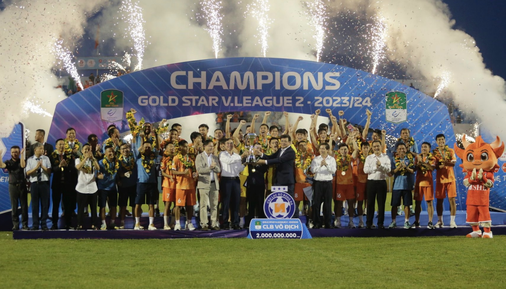 Da Nang mengangkat trofi kejuaraan yang dirancang khusus, Binh Phuoc mungkin kehilangan tempat play-off - Foto 2. Đà Nẵng nâng cúp vô địch được thiết kế đặc biệt, Bình Phước có thể mất suất play-off- Ảnh 2.