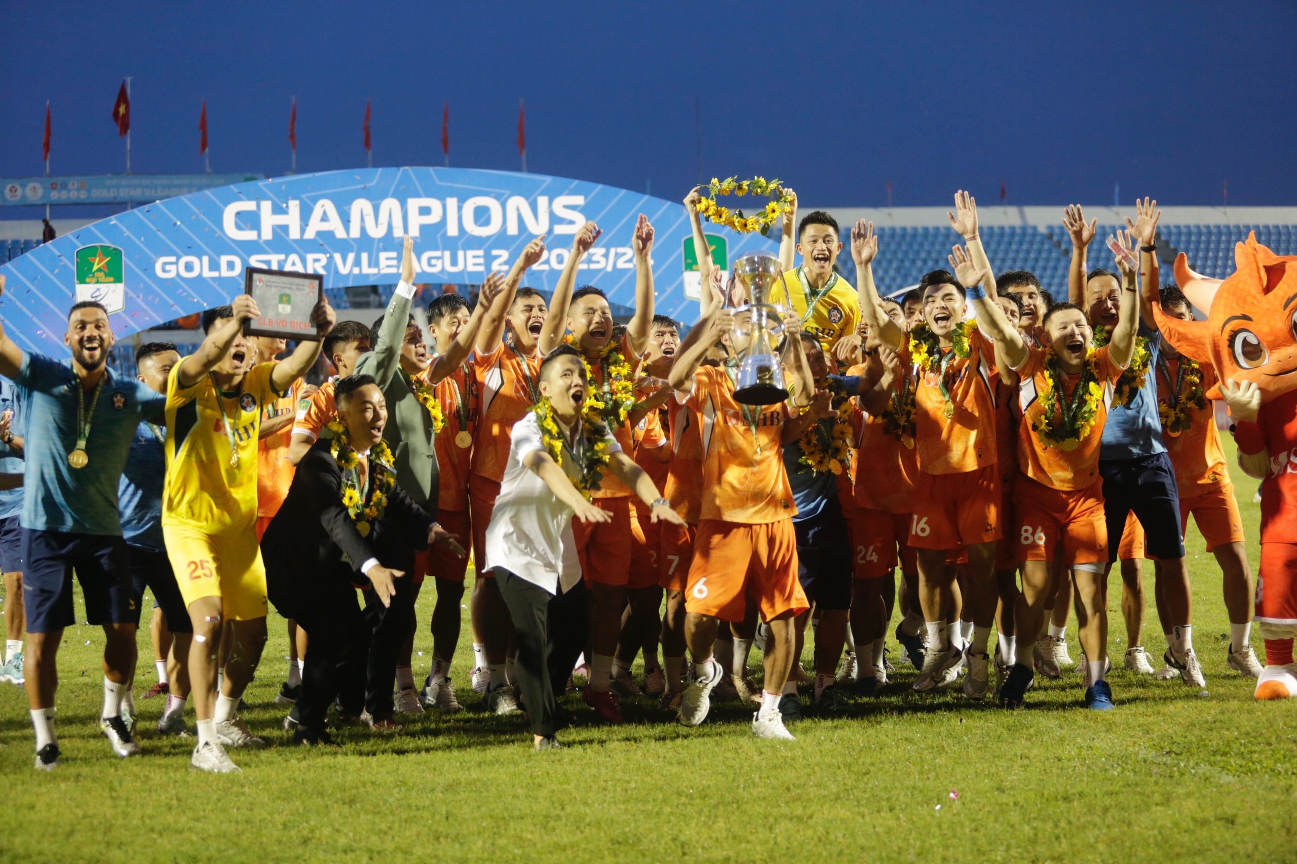 Da Nang mengangkat trofi kejuaraan yang dirancang khusus, Binh Phuoc mungkin kehilangan tempat play-off - Foto 4. Đà Nẵng nâng cúp vô địch được thiết kế đặc biệt, Bình Phước có thể mất suất play-off- Ảnh 4.