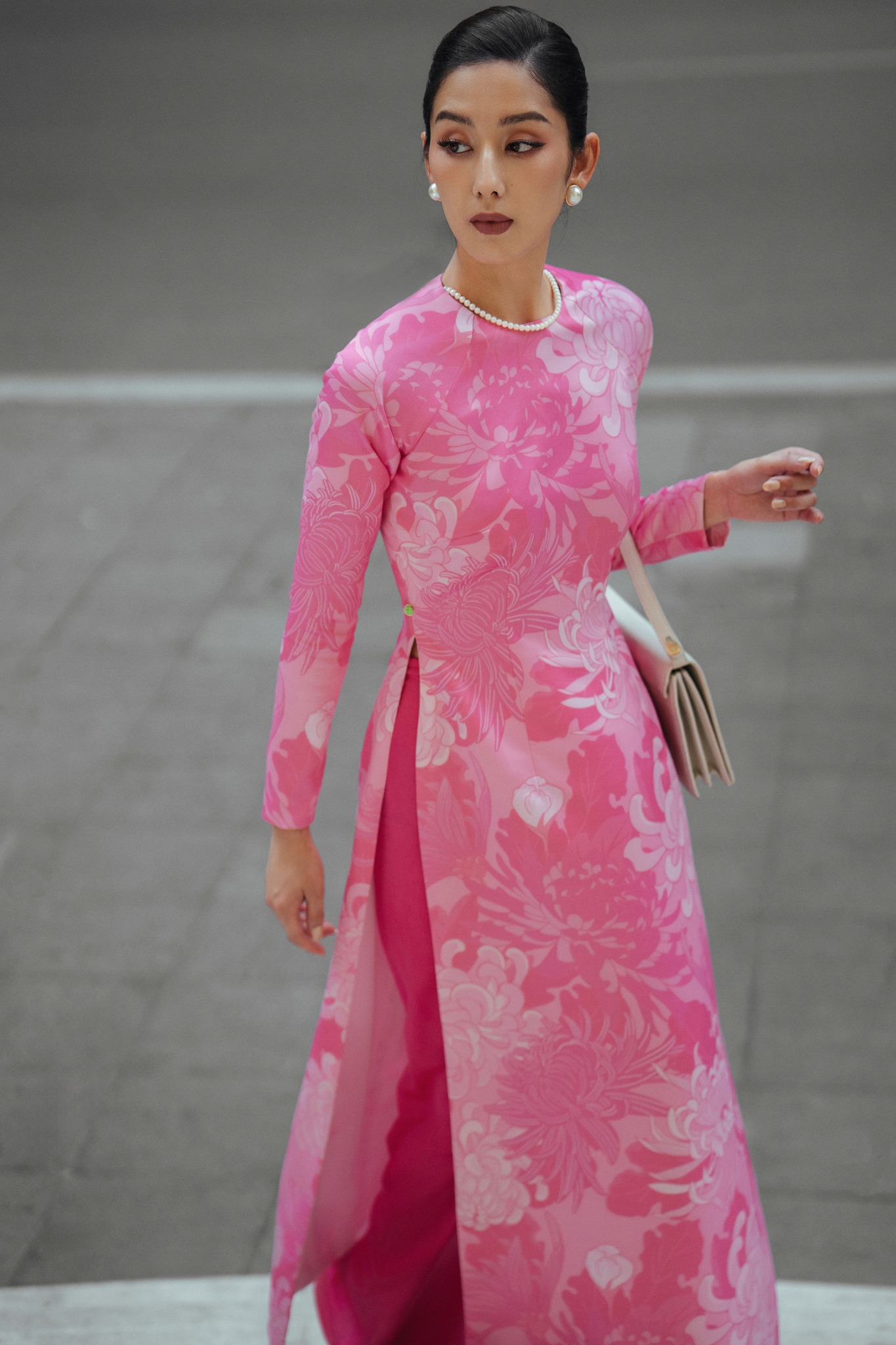 O ao dai modernizado é elegante e moderno, e não se preocupa com o sol quente do verão - Foto 1. Áo dài cách tân vừa quý phái, hiện đại vừa chẳng lo nắng nóng ngày hè- Ảnh 1.