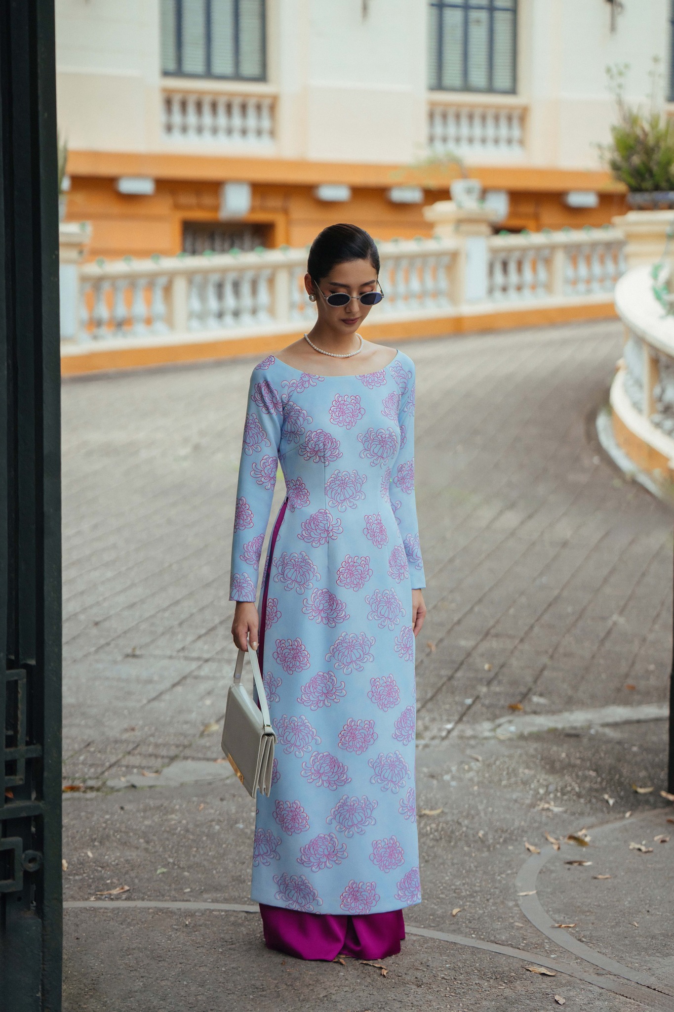 O ao dai modernizado é elegante e moderno, e não se preocupa com o sol quente do verão - Foto 6. Áo dài cách tân vừa quý phái, hiện đại vừa chẳng lo nắng nóng ngày hè- Ảnh 6.