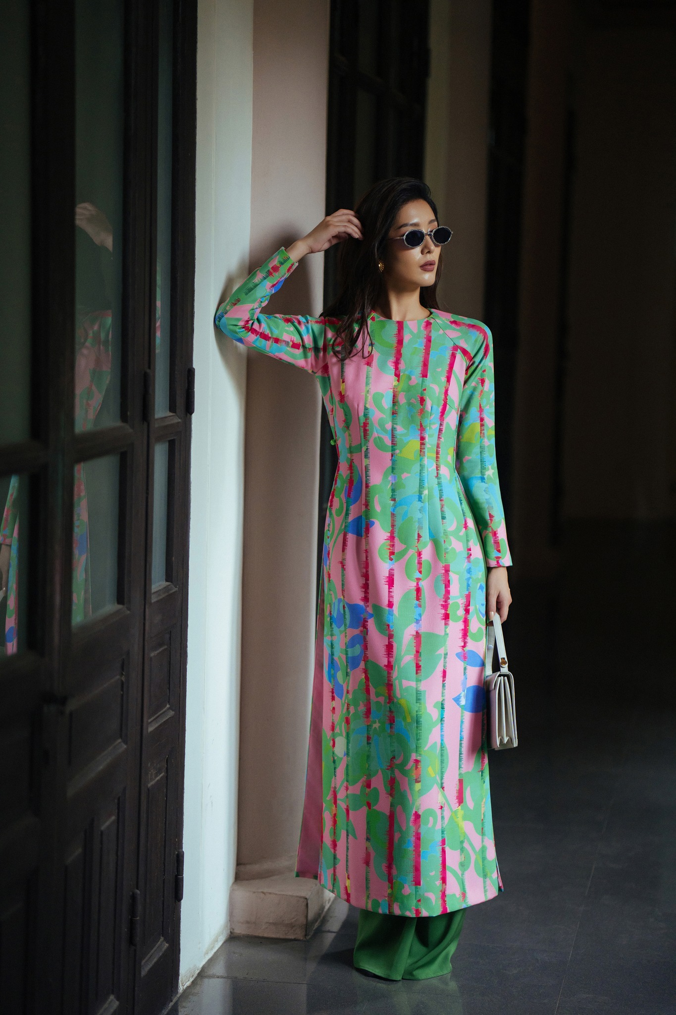 O ao dai modernizado é elegante e moderno, e não se preocupa com o sol quente do verão - Foto 4. Áo dài cách tân vừa quý phái, hiện đại vừa chẳng lo nắng nóng ngày hè- Ảnh 4.