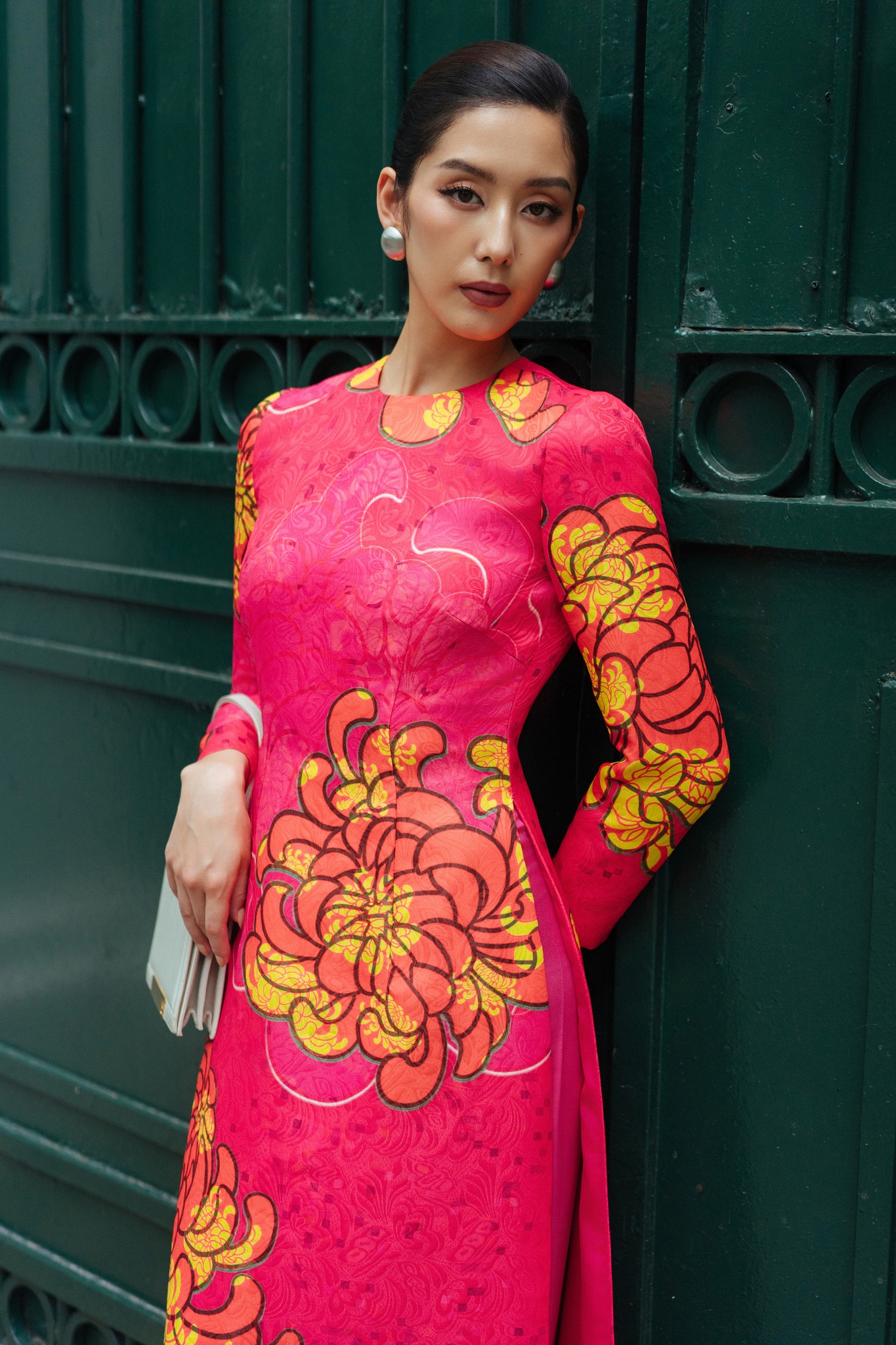 O ao dai modernizado é elegante e moderno, e não se preocupa com o sol quente do verão - Foto 3. Áo dài cách tân vừa quý phái, hiện đại vừa chẳng lo nắng nóng ngày hè- Ảnh 3.